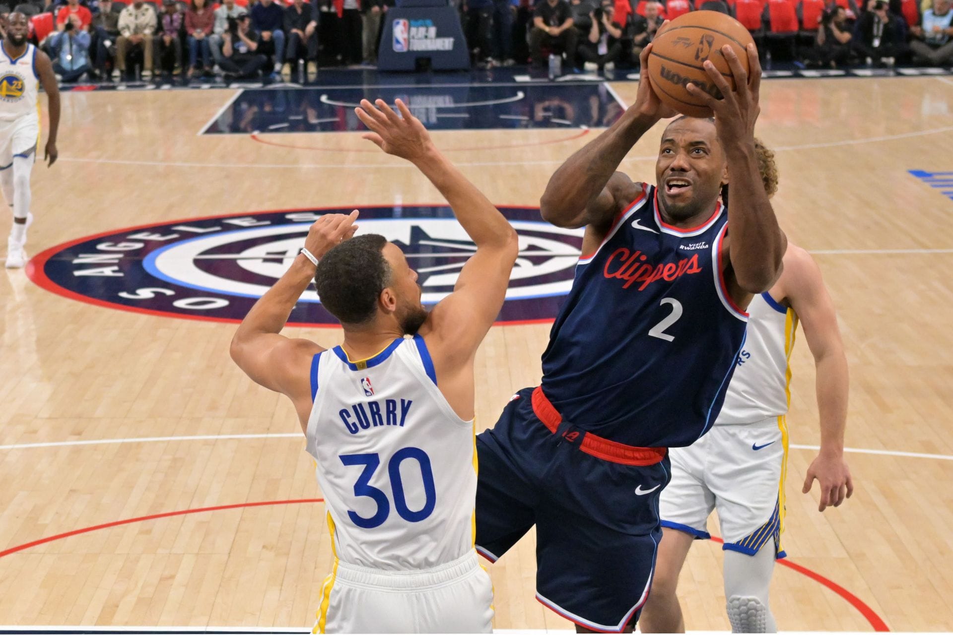 "Steph Curry Can Join Him in Toronto": NBA World Reacts as Warriors Reportedly Dropped Kawhi Leonard Pursuit Due to His Interest in Raptors 