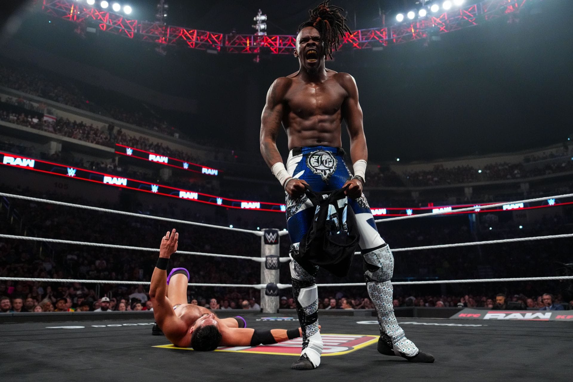 Two-time WWE Hall of Famer wants to come back to face Je'Von Evans