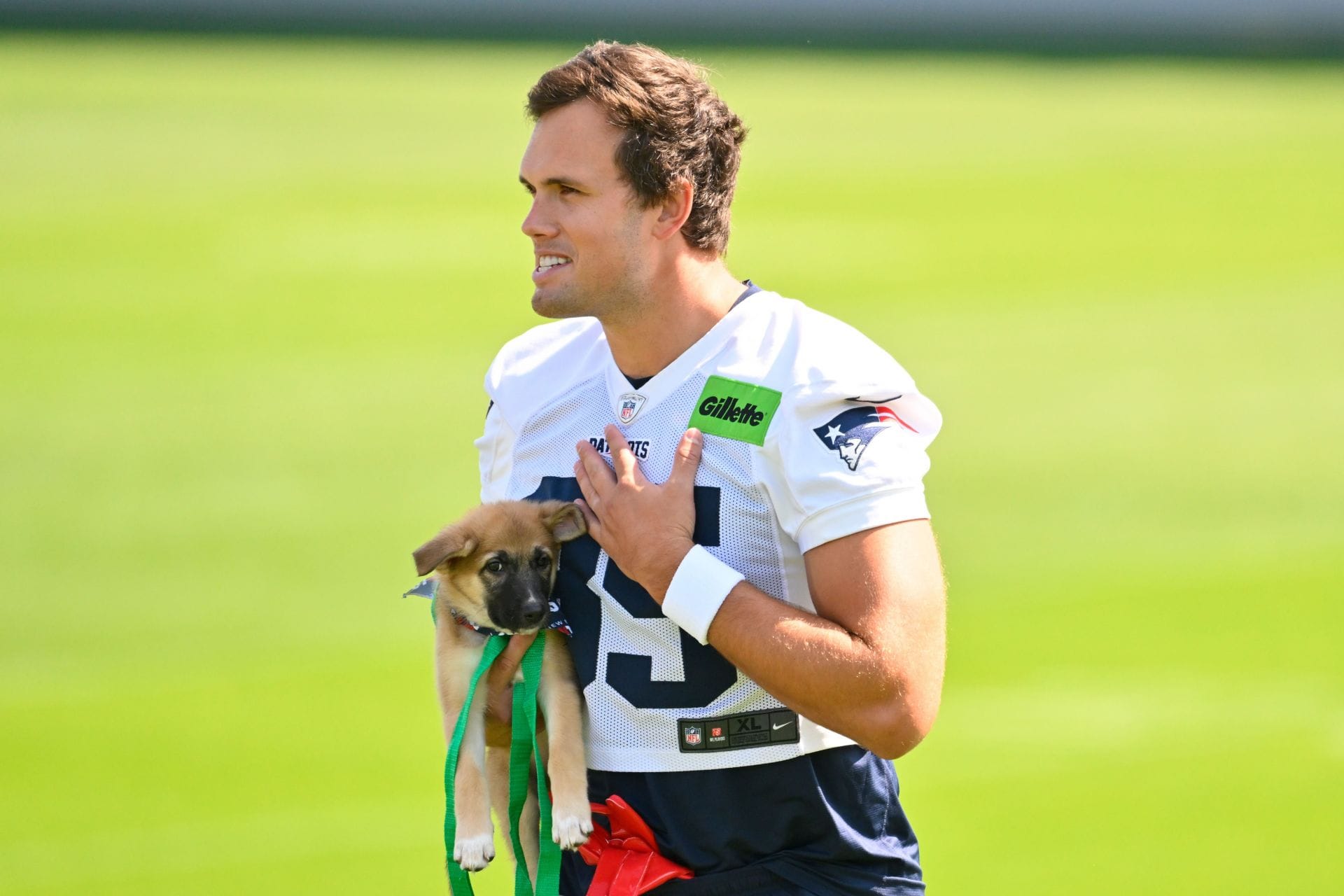 "17th highest paid TE" "Solid lockup": NFL fans react as Hunter Henry signs $16,000,000 extension with Patriots
