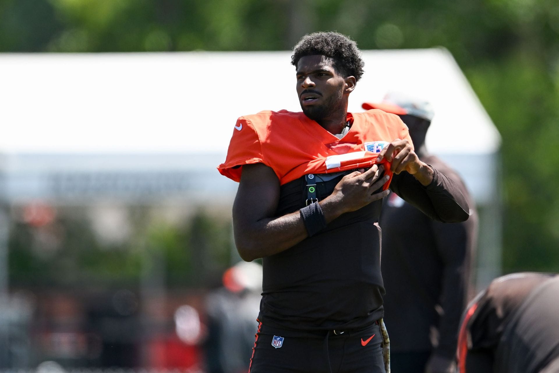 “He’s inaccurate at all three levels”: NFL exec kills Shedeur Sanders hype train with concerning review on “competent QB play”