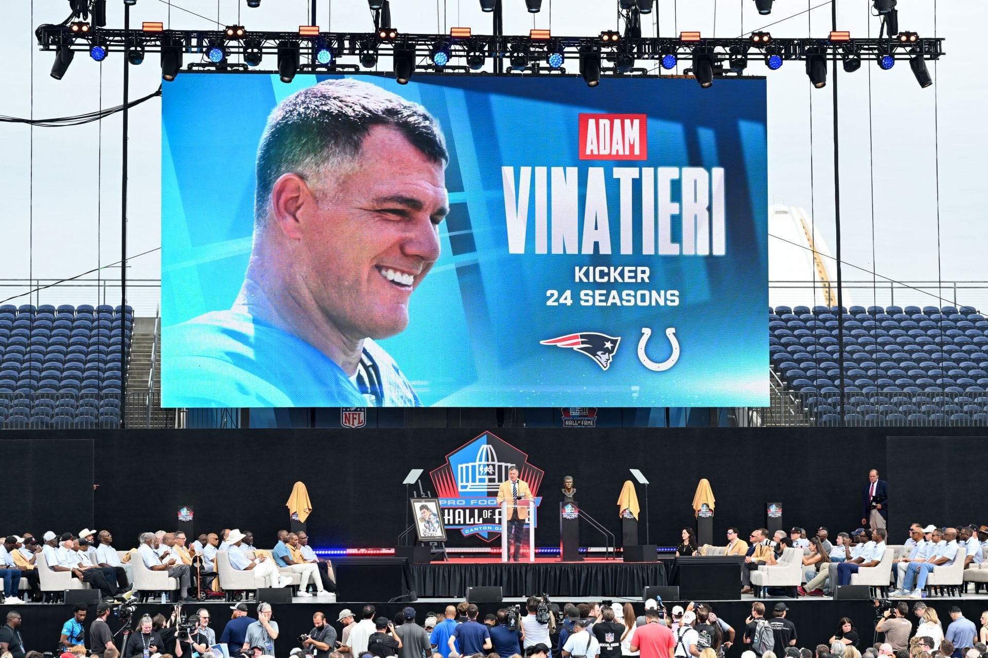 “He was judging girlfriend’s cheerleading competition”: Adam Vinatieri takes shot at Bill Belichick during HOF induction speech