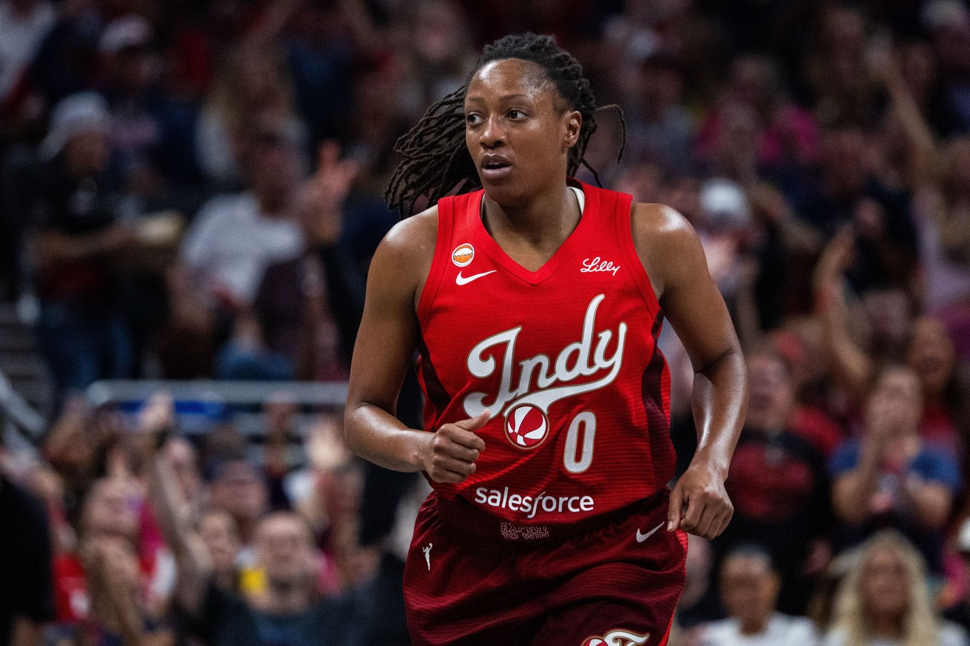 "Rub that Queens feet good sir": Fever Fans Melt Over Kelsey Mitchell’s Boyfriend Rubbing Her Feet Amid MVP-Caliber Campaign