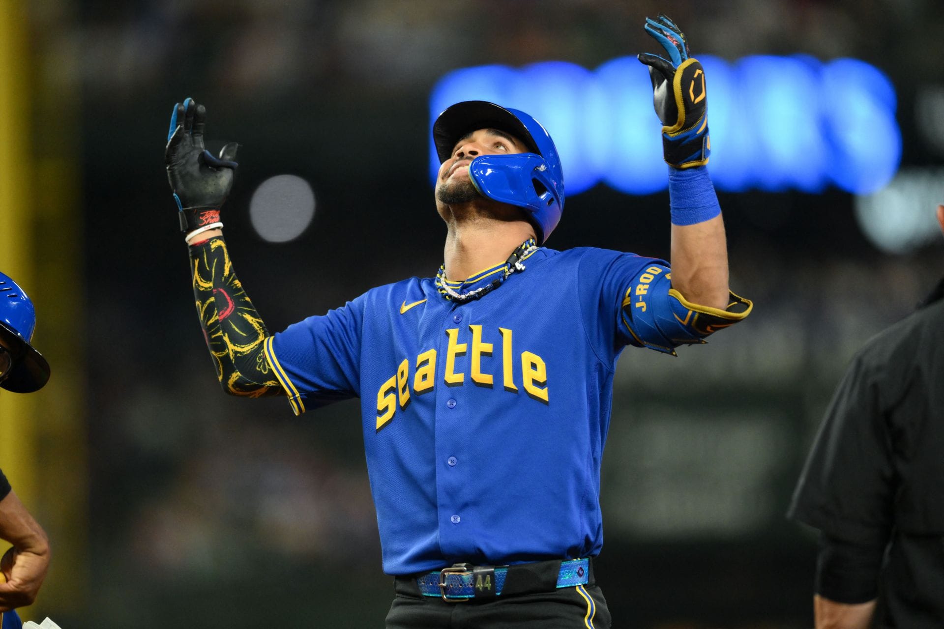 "Julio Rodriguez is a knucklehead" - Fans rip $209.3M Mariners star over bizarre pitch clock violation