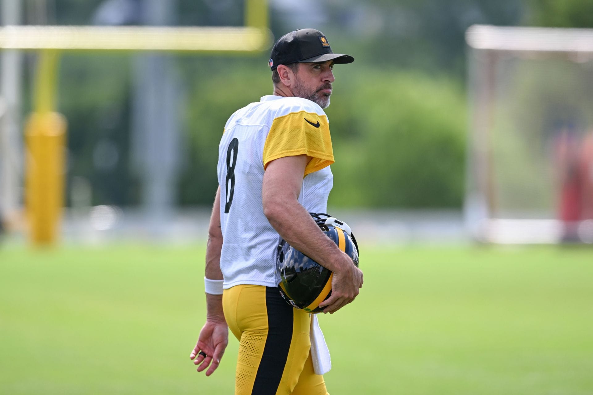 “What is bro doing?”: NFL fans react to Aaron Rodgers’ “peak male performance” at EDGE during Steelers training camp