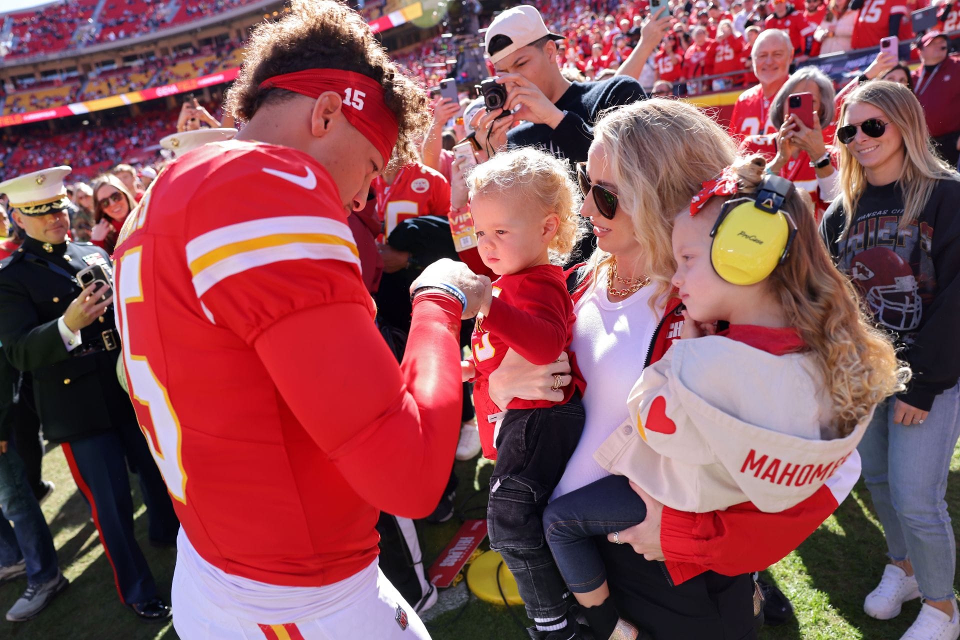 "Let the man be with his team": NFL fans react as Patrick Mahomes poses with wife Brittany ahead of Chiefs vs. Rams preseason game