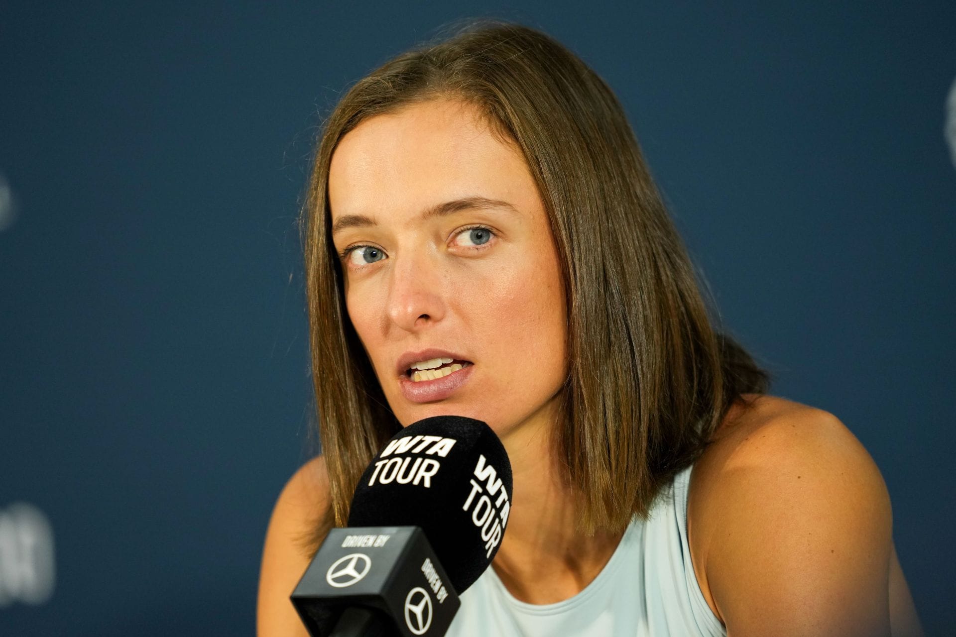 "I felt scared... Then I felt sorry" - Iga Swiatek gives alarming reaction to Elena Rybakina's injury & withdrawal from Cincinnati Open