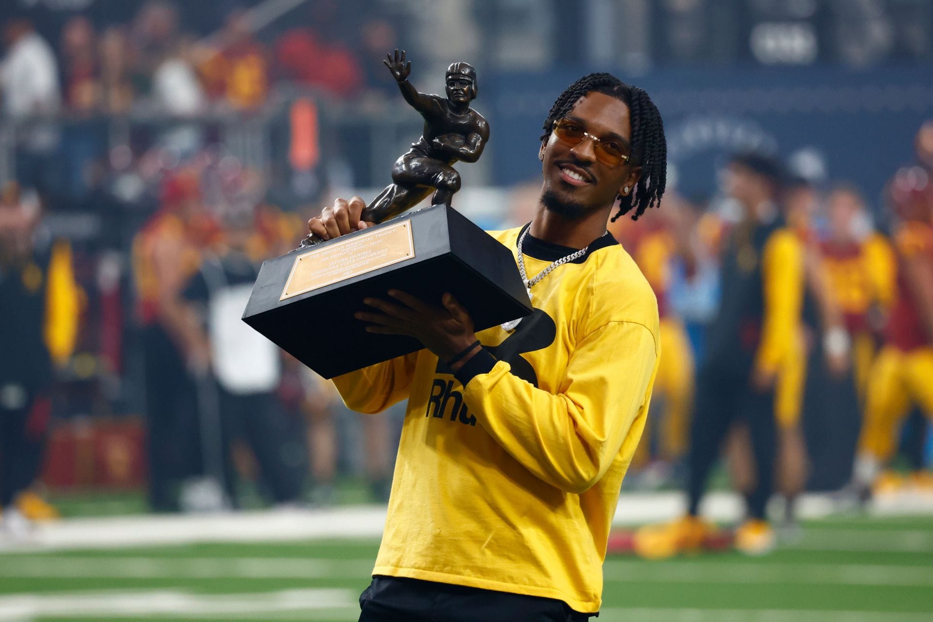 "Tell that crybaby to kick rocks": NFL fans react as Jayden Daniels reportedly demands LSU to return Heisman trophy copy