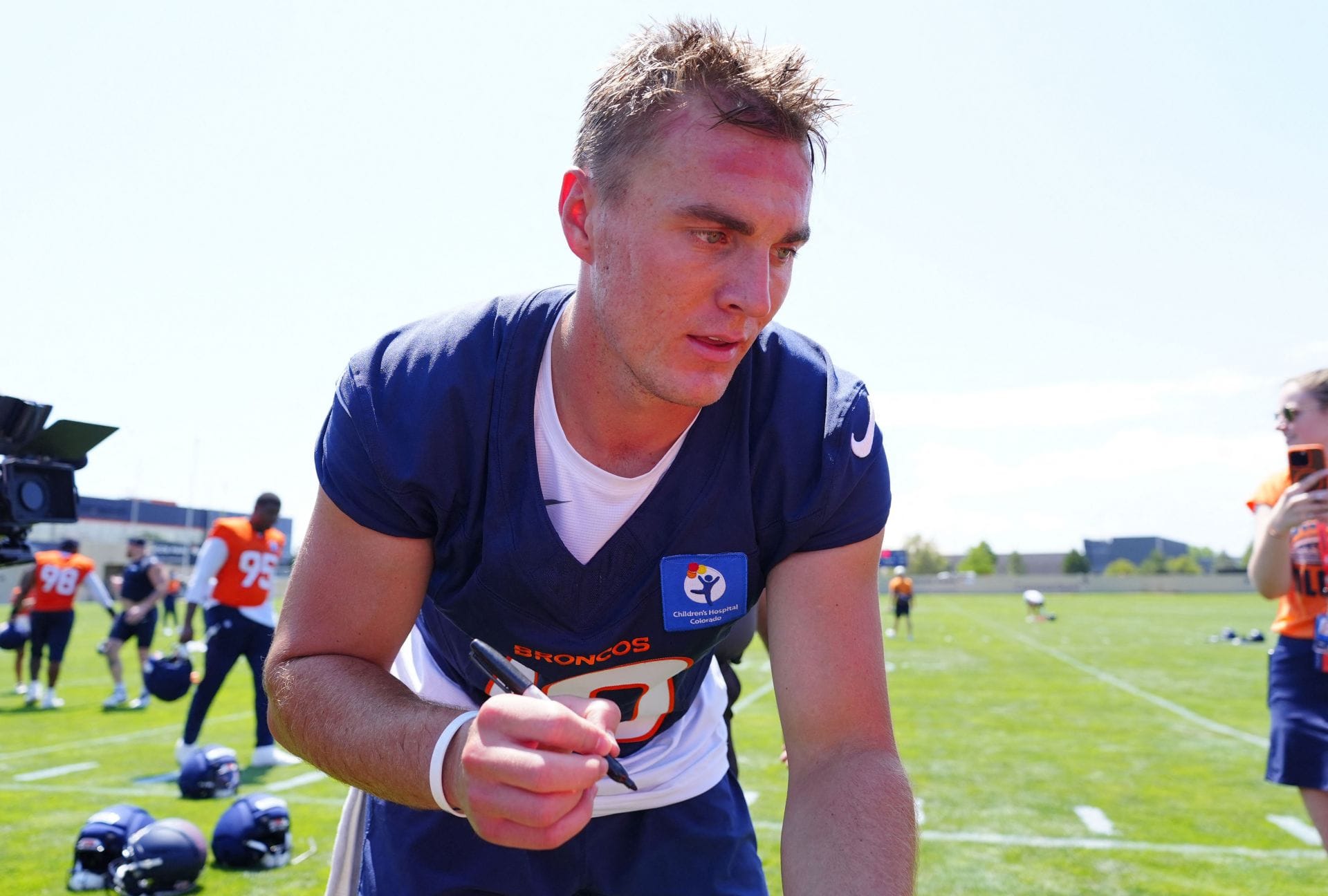 “Nik Bonitto lucky it wasn’t Jalen hurts”: NFL fans react as Bo Nix gets involved in fight with Broncos LB