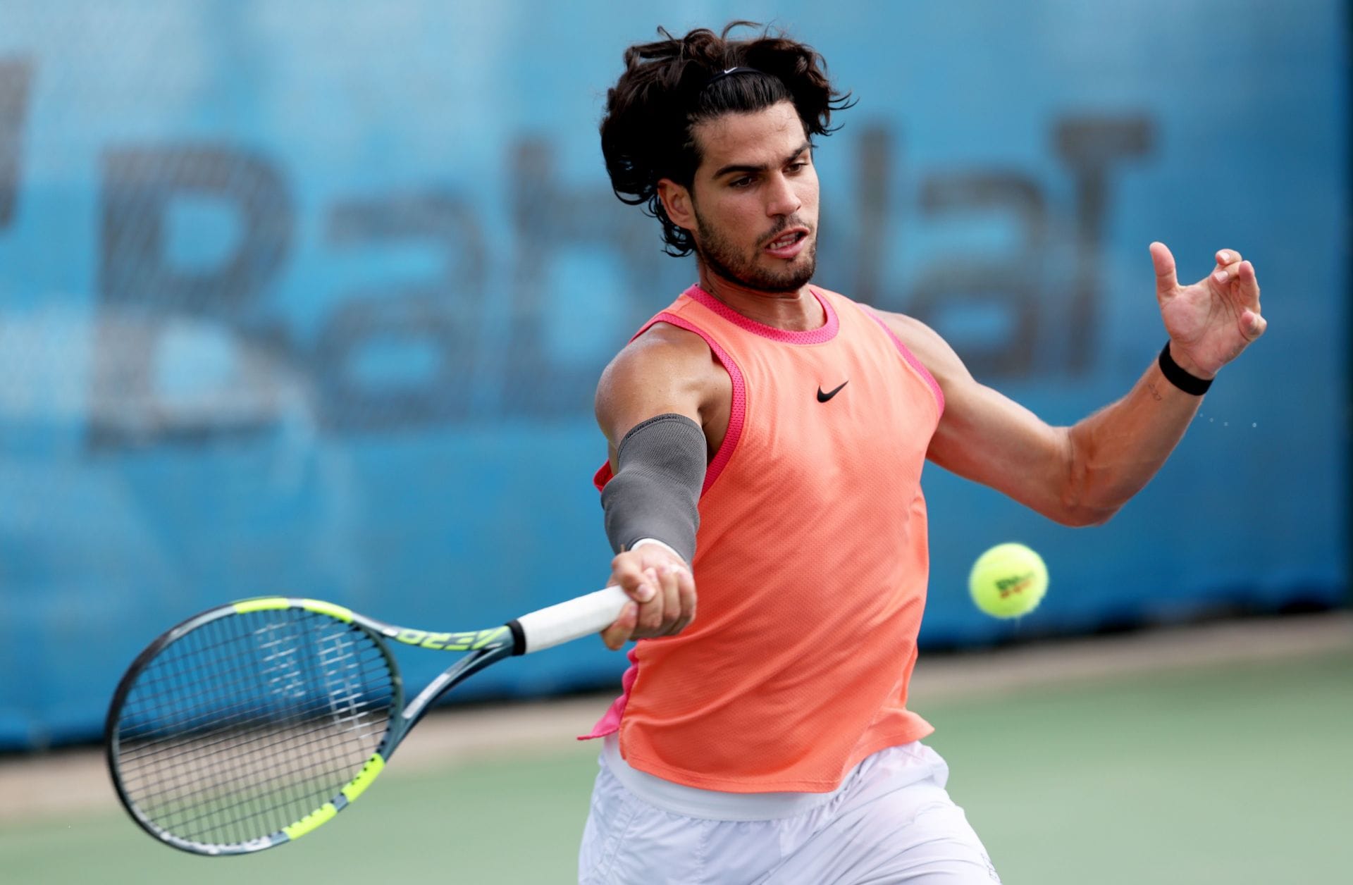 WTA teenager who dreams of 'marrying' Carlos Alcaraz one day blows a kiss to Spaniard in cheeky Cincinnati Open picture