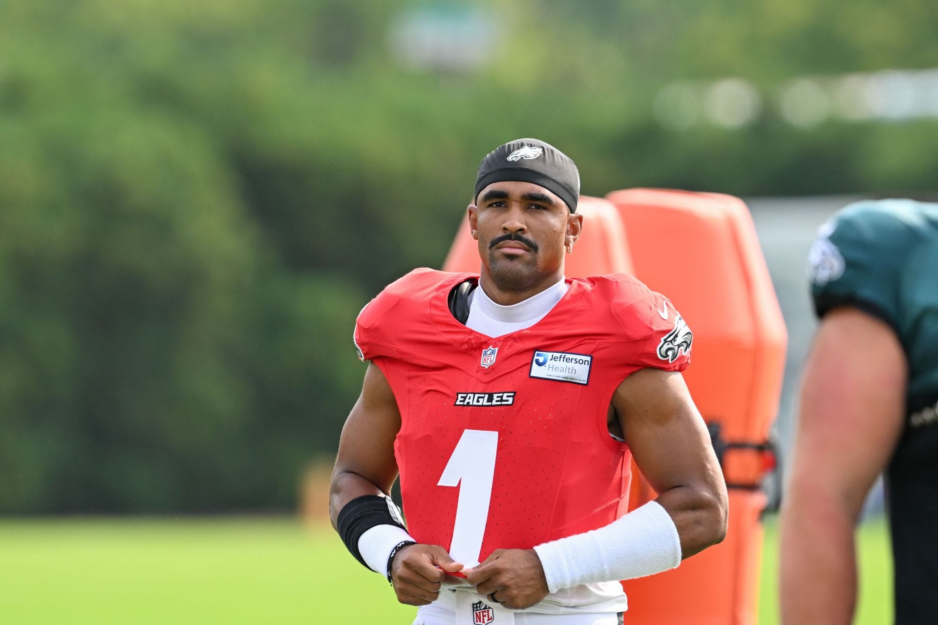 "Somebody getting cussed out and fired": Former Philly LB calls out team for posting Jalen Hurts' viral clip being picked off at training camp