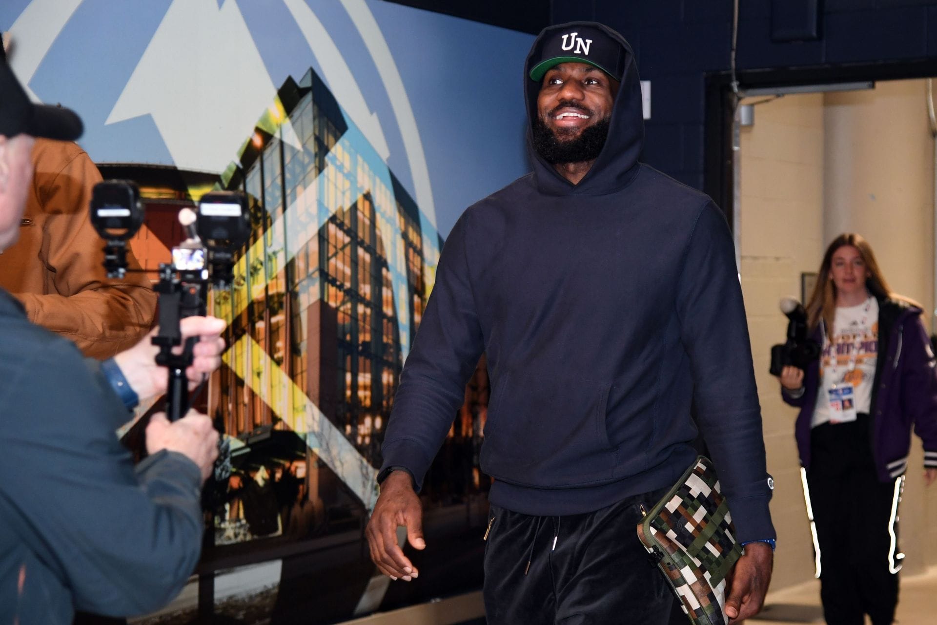 "Never thought I'd see Jordan caddie for LeBron" - "Started making MJ Jokes" - NBA Fans Go Wild As LeBron James Pulls Epic Troll On His Caddie Jordan