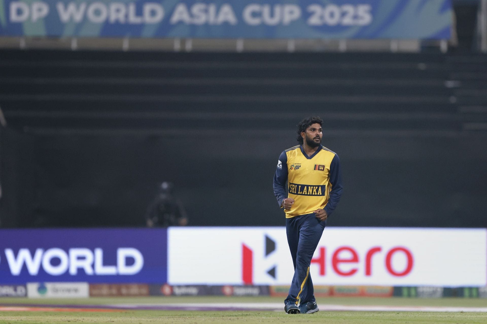 Wanindu Hasaranga takes a stellar running diving catch to end Shadab Khan's cameo in ABF vs SKNP CPL 2026 match [Watch]