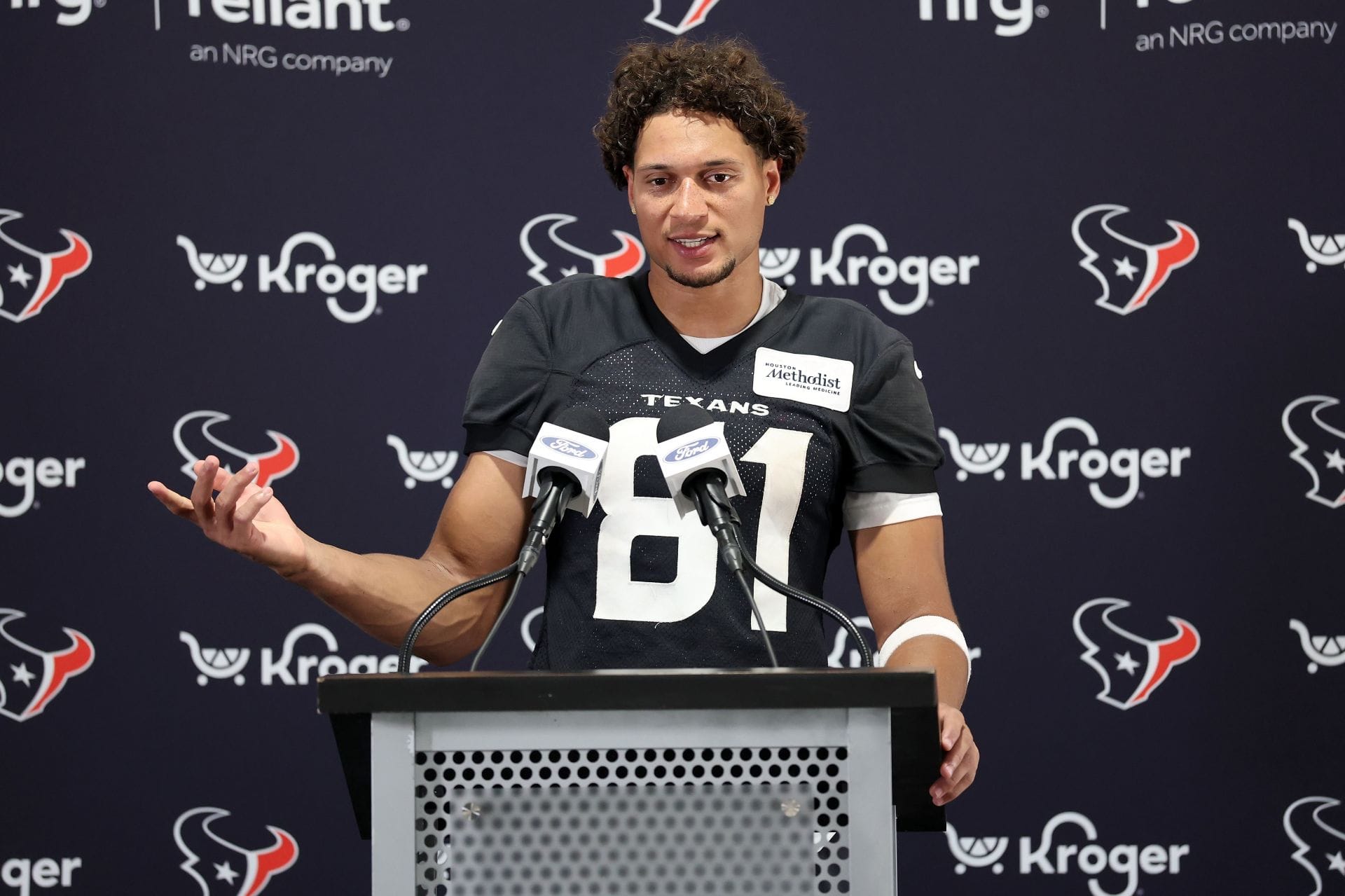“Season is over” “Tank Dell about to go NUCLEAR”: NFL fans react as Jayden Higgins tears ACL during Texans vs. Raiders joint practice