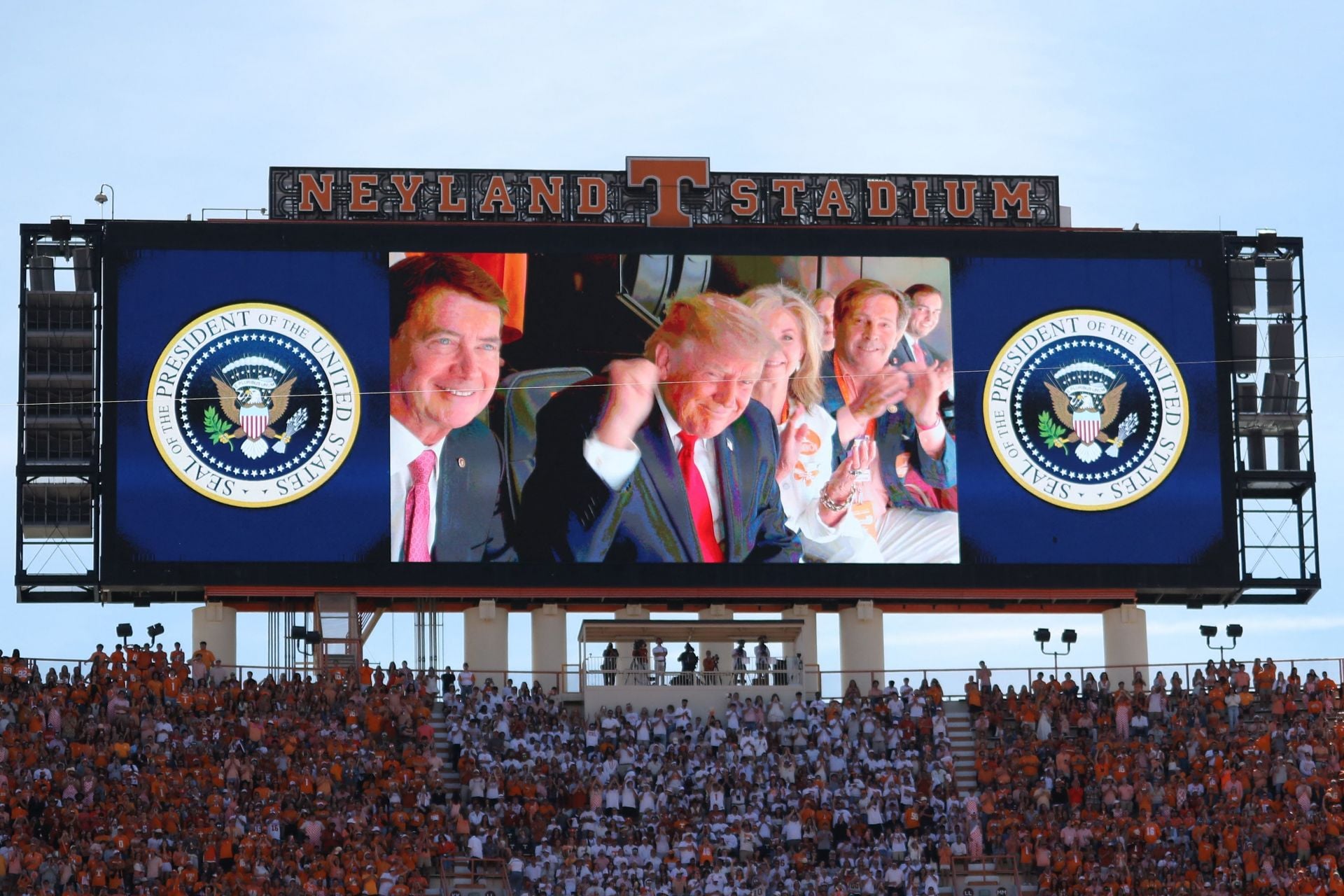 “He ruins everything” “Hilarious and painful”: NFL fans react as Donald Trump’s presence impacts Texas-Tennessee game audi