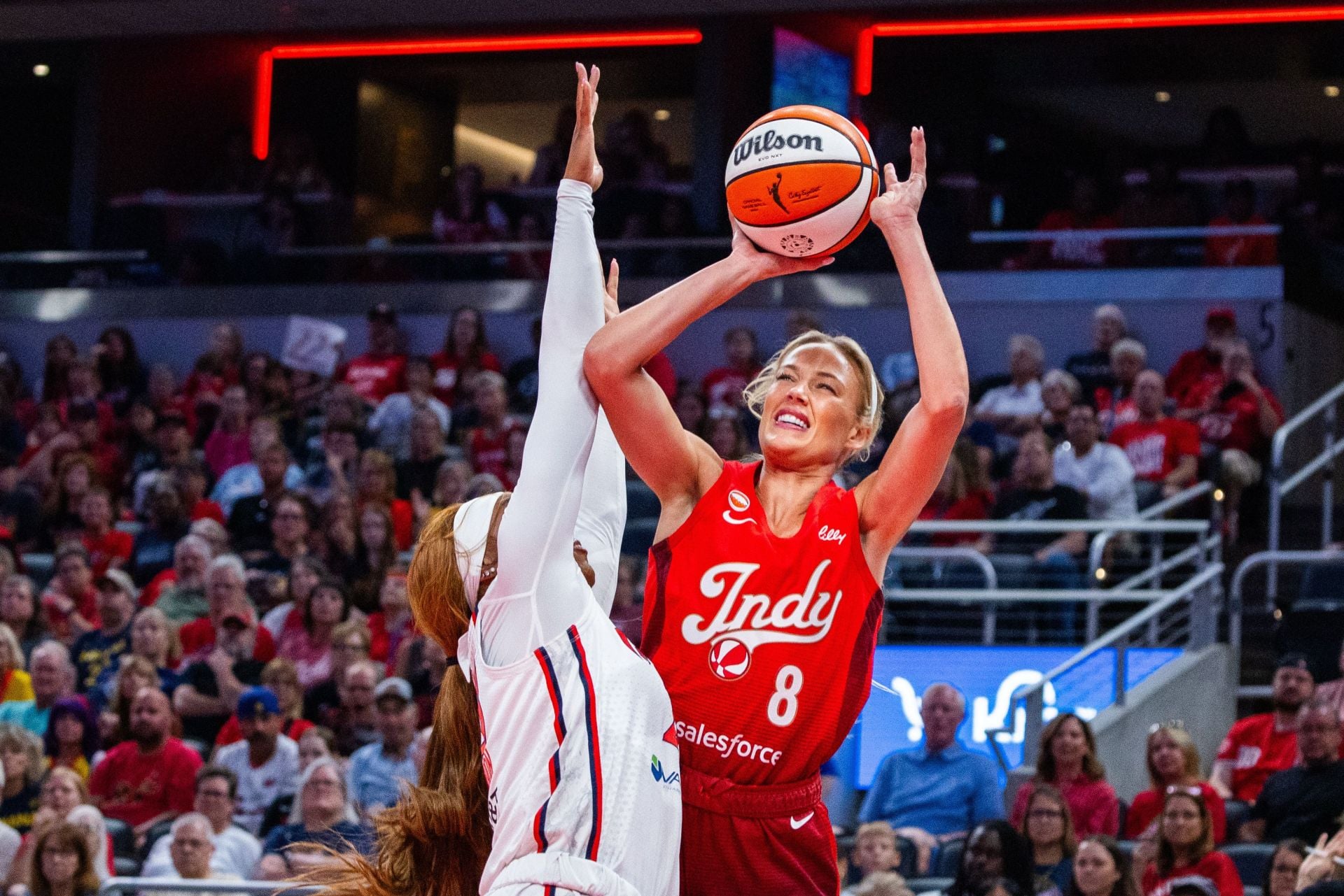 "Spent too much time with his bf and forgot how to hoop" - WNBA Fans In Splits As Sophie Cunningham's Crucial 3-Pt Attempt Clanks Off Sideboard