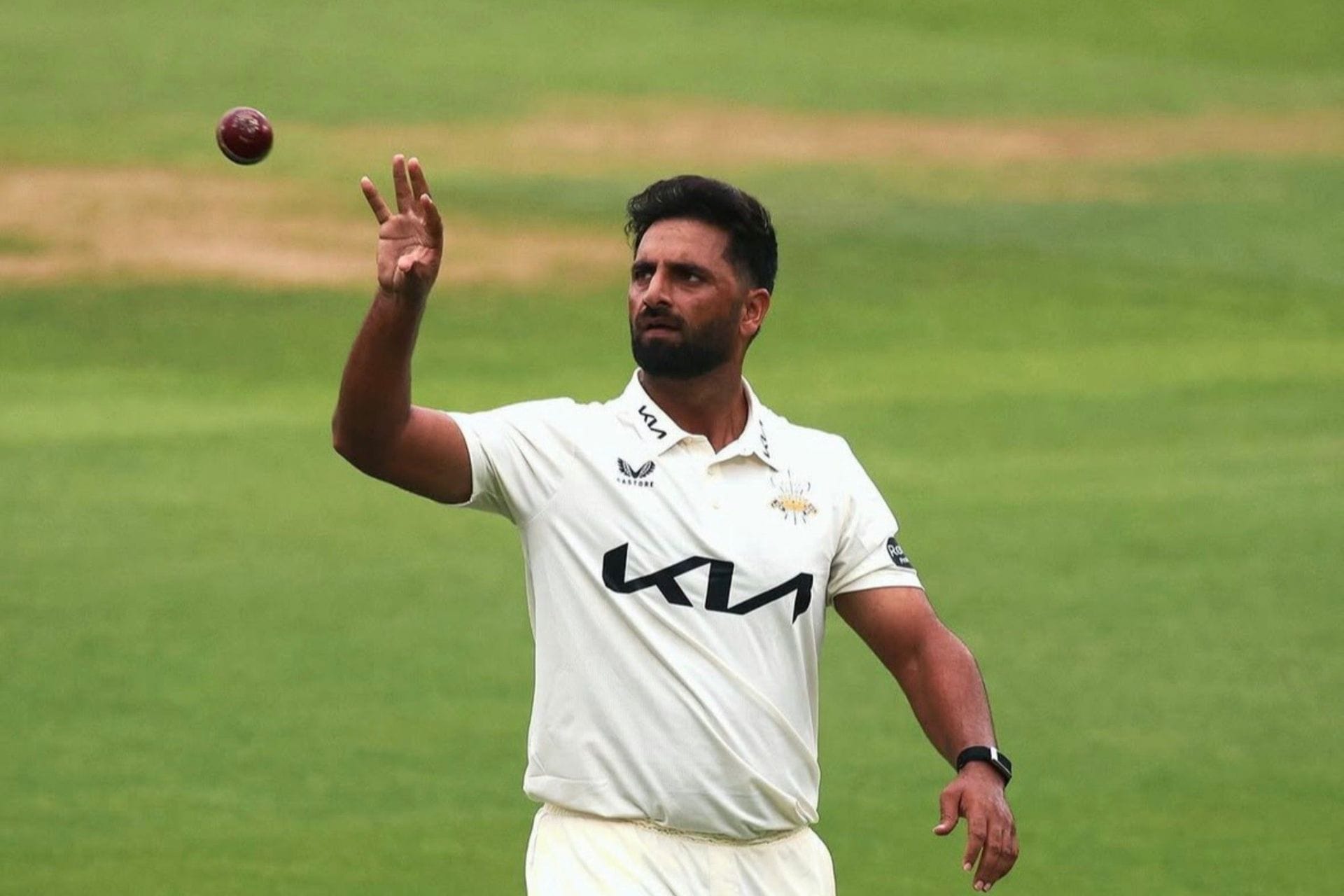 Auqib Nabi castles batter with a sublime delivery to pick up 2nd wicket for Surrey in County Championship 2026 [Watch]