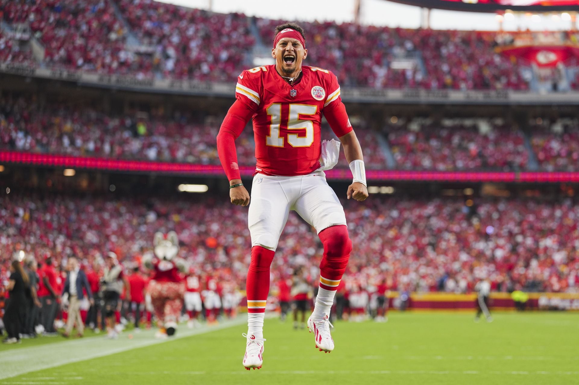 "He tried to tell y’all," "League should be scared": Fans warn NFL teams about Patrick Mahomes as Chiefs QB returns to "vintage form" on SNF