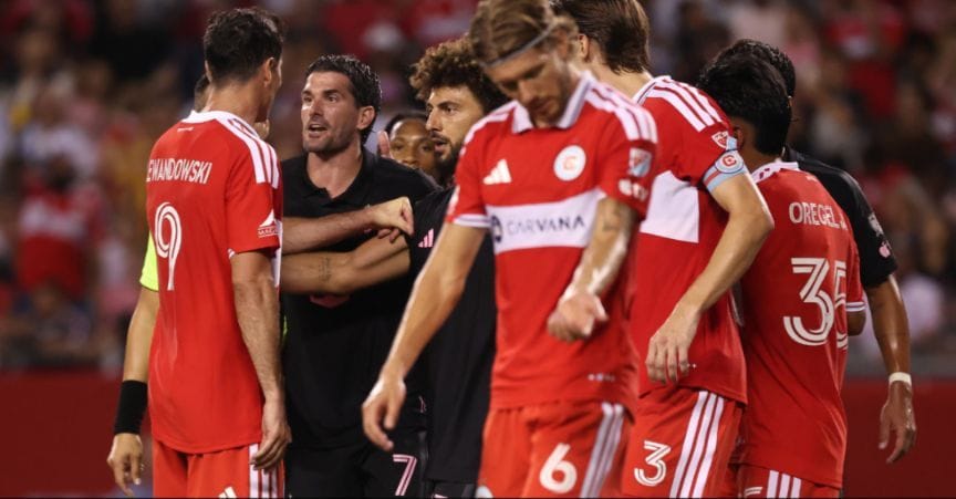 WATCH: Rodrigo De Paul pushes and shoves Robert Lewandowski in heated clash during Inter Miami draw vs Chicago Fire