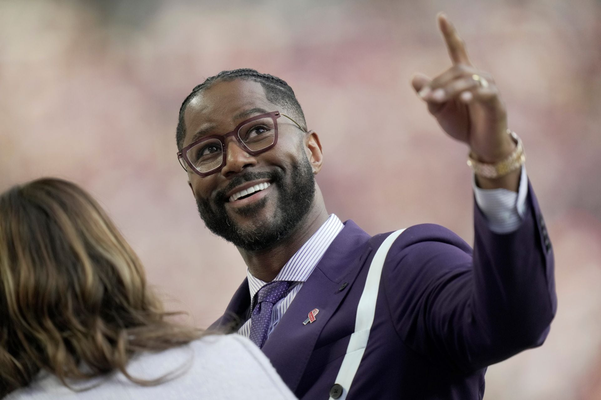 “Circus called. Want their clown back”: NFL fans urge CBS to fire Nate Burleson over “hideous” outfit on pregame show