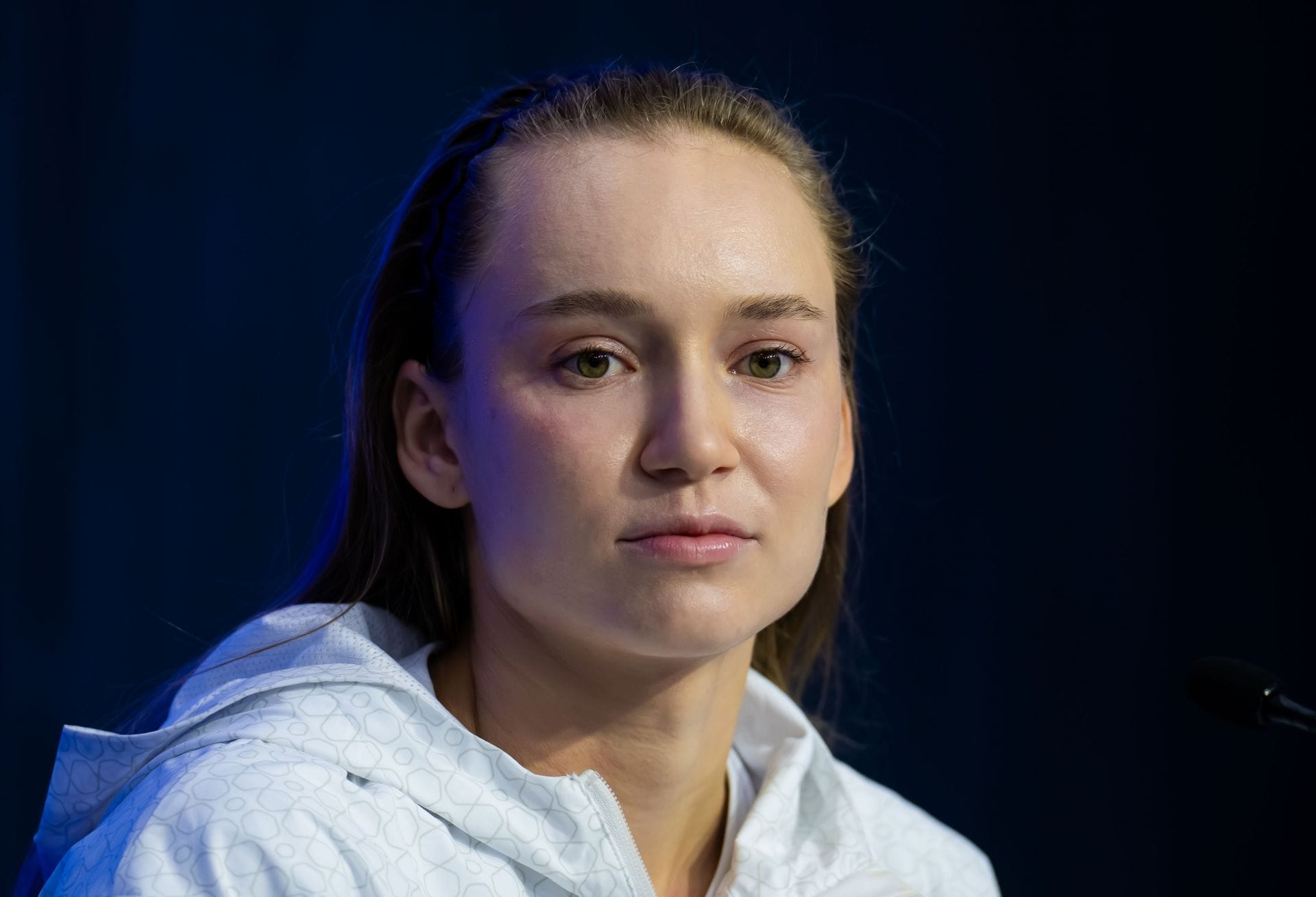 Elena Rybakina's response to Yankees cap question at US Open sparks fan drama: "Don't make her look stupid"