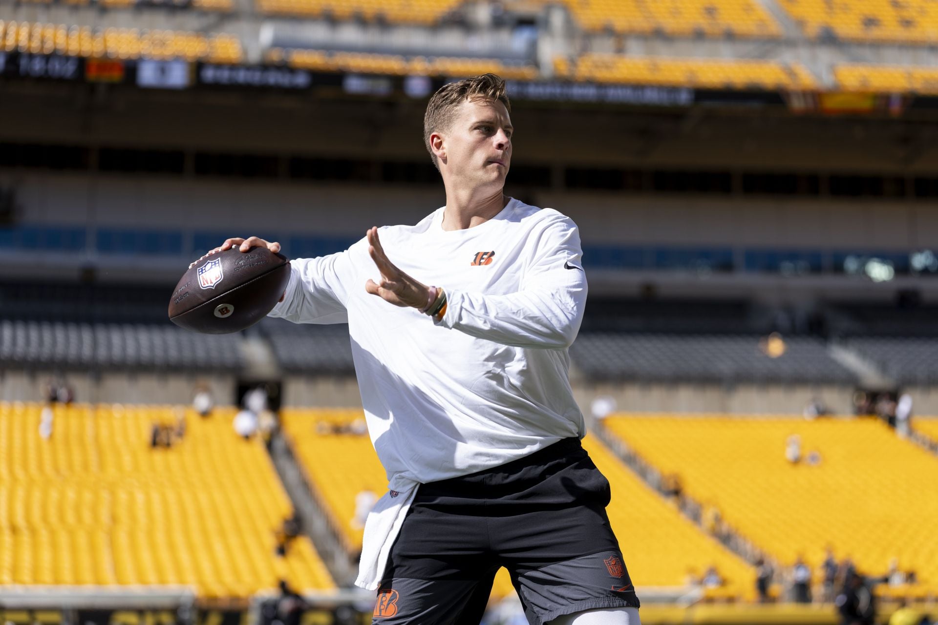 "Dressed like a normal person today": NFL fans react to Joe Burrow's "business casual" pregame outfit for Bengals vs Steelers clash