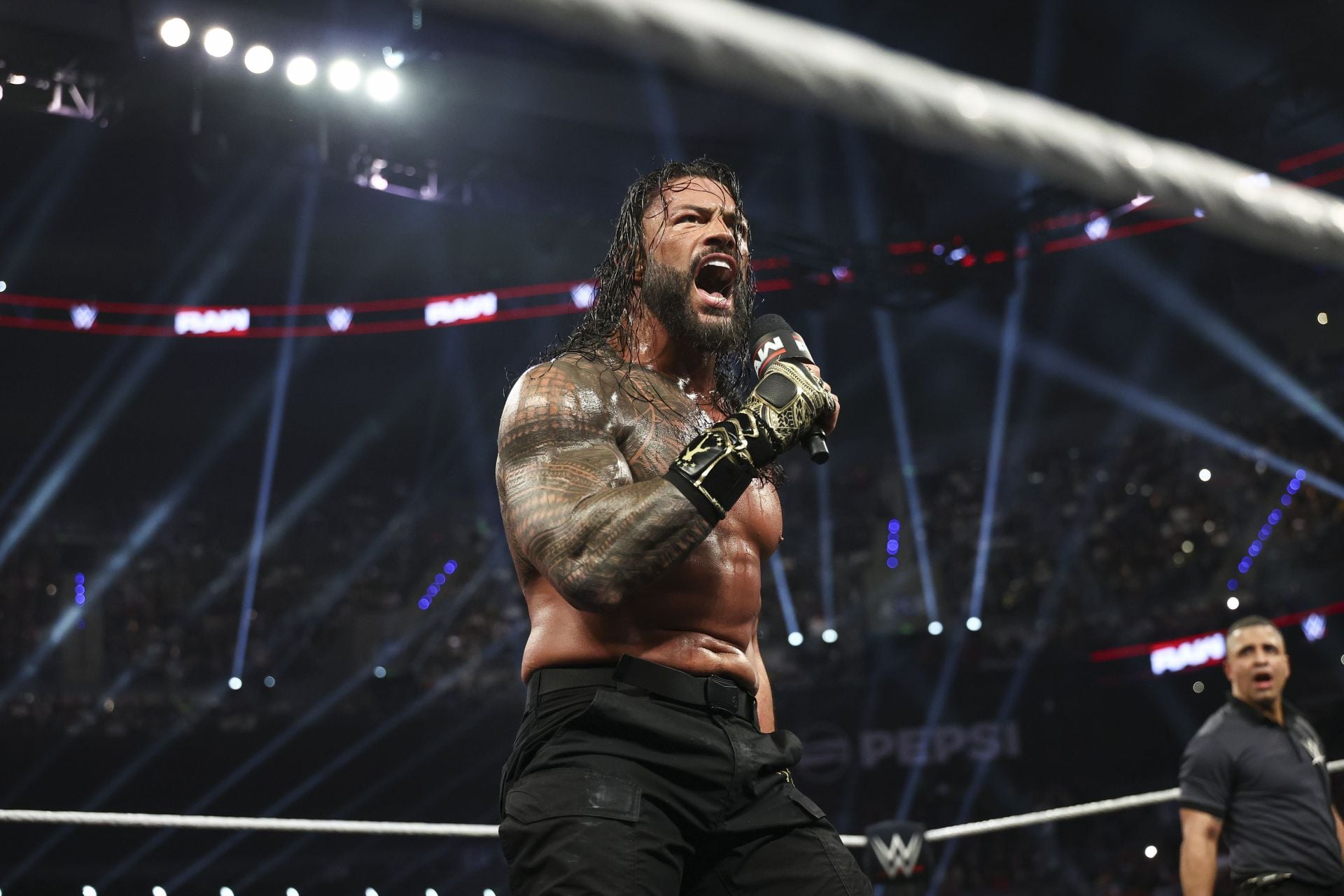 2-time United States Champion calls out Roman Reigns on WWE RAW, reveals why he could dethrone the OTC