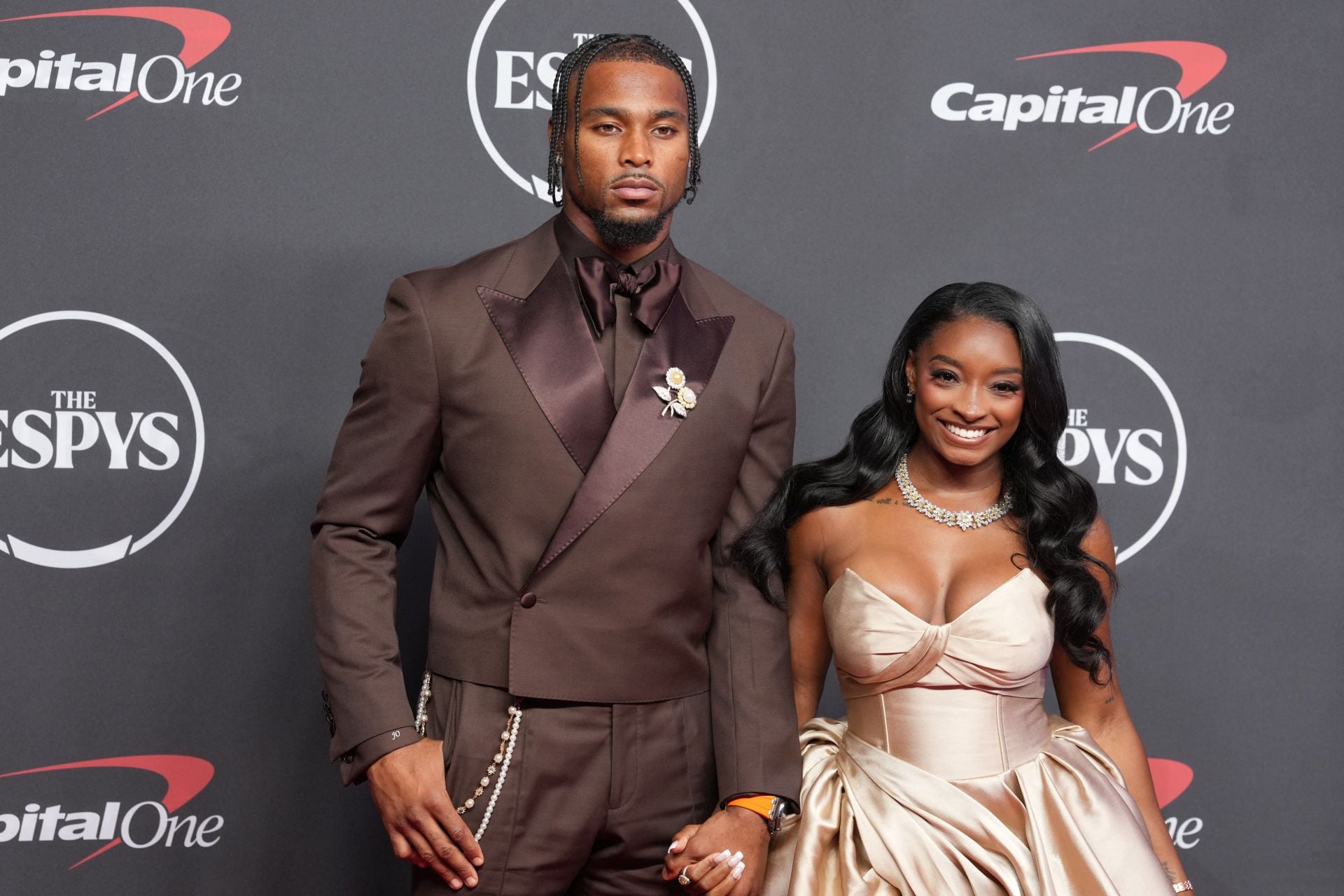 "She needed the insurance money": NFL fans accuse Jonathan Owens’ “superficial” wife Simone Biles of lying about Porsche robbery