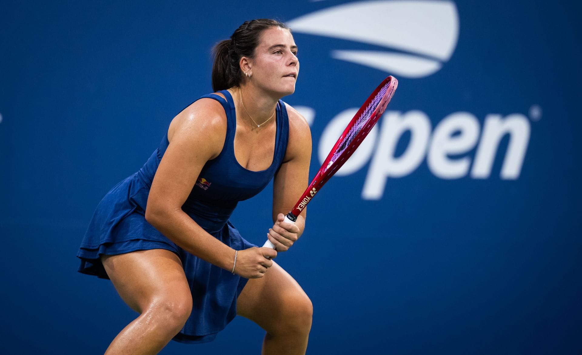 WATCH: Emma Navarro celebrating her win unaware of US Open opponent brutally destroying her racket right behind a moment that broke the internet