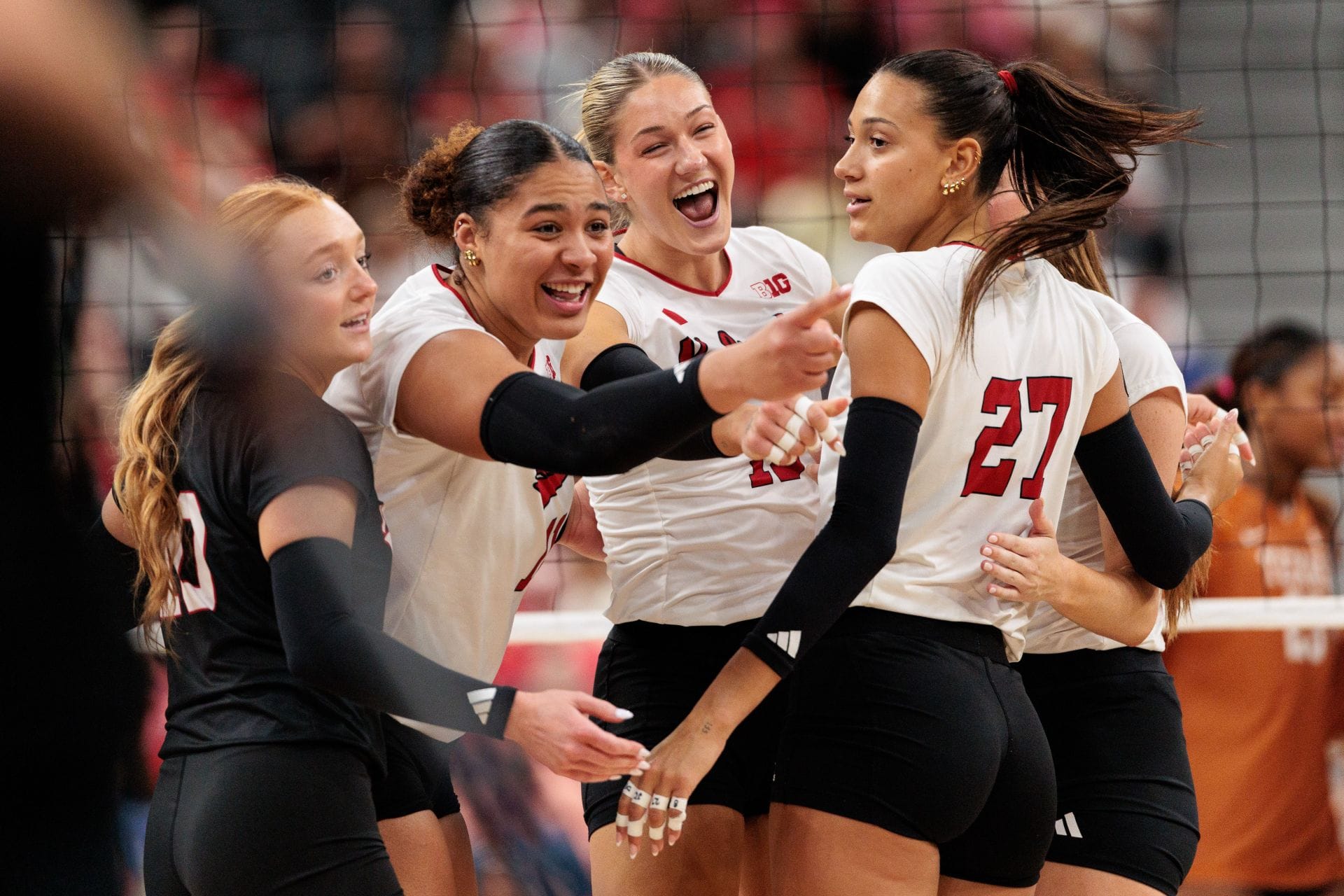 WATCH: Harper Murray and Nebraska volleyball players show off baseball-inspired jerseys for historic Wrigley Field game