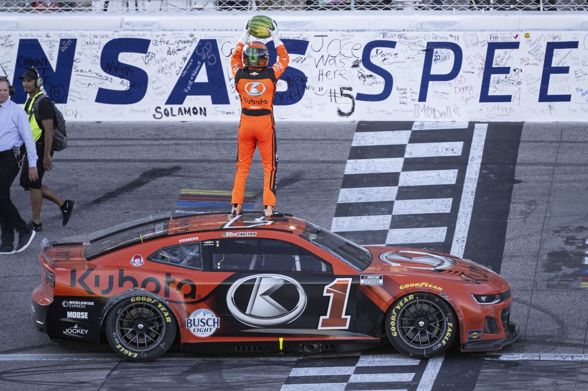 Which NASCAR driver and team has the most wins in the Hollywood Casino 400 at Kansas Speedway?