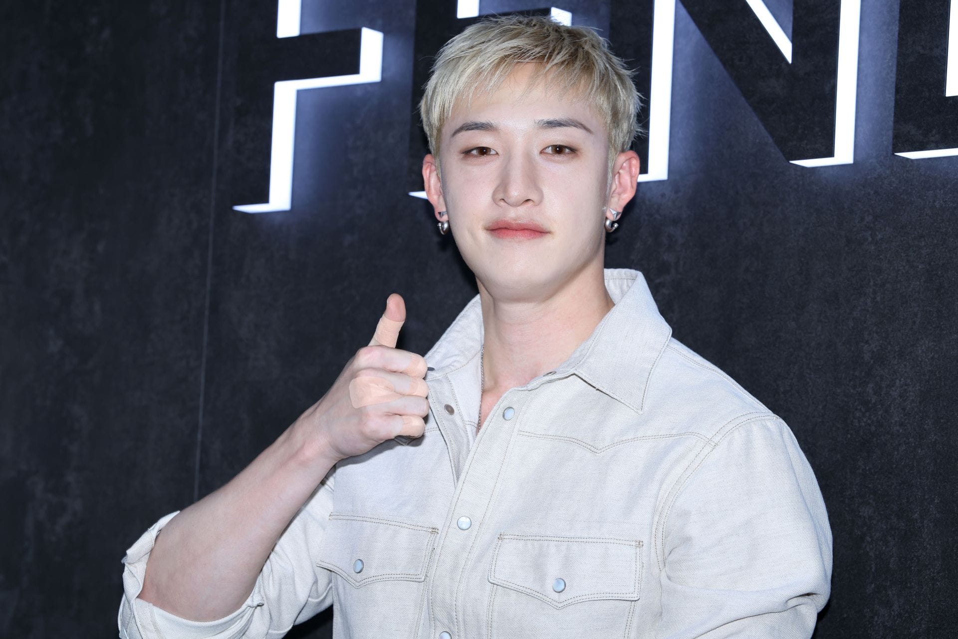 "Thank you chan for always speaking up" - Fans praise Stray Kids' Bang Chan for criticizing Felix's luggage kicker on Bubble