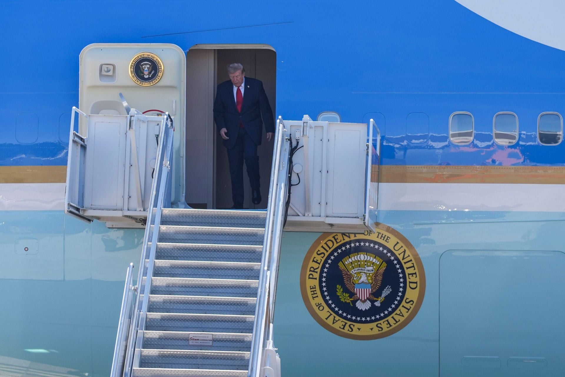“Fantastic use of taxpayer dollars,” “What an entrance”: NFL fans split as Donald Trump’s Air Force One “SCREECHED” over Neyland Stadium