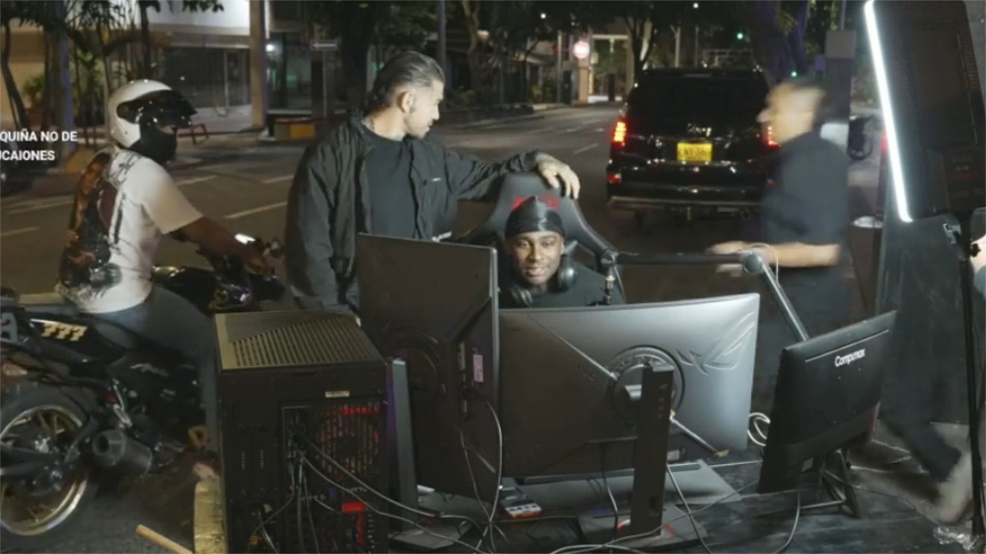 Streamer with desktop setup on street almost seemingly gets robbed in Colombia, fans react