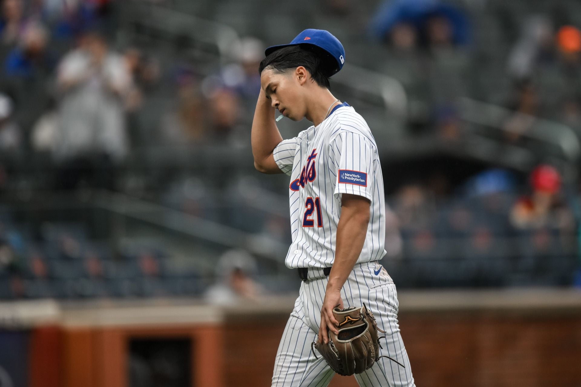 "Softest dudes in the world"; "Fragile" - Fans mock Mets SP Jonah Tong over his scary collision with $5.9M Phillies star