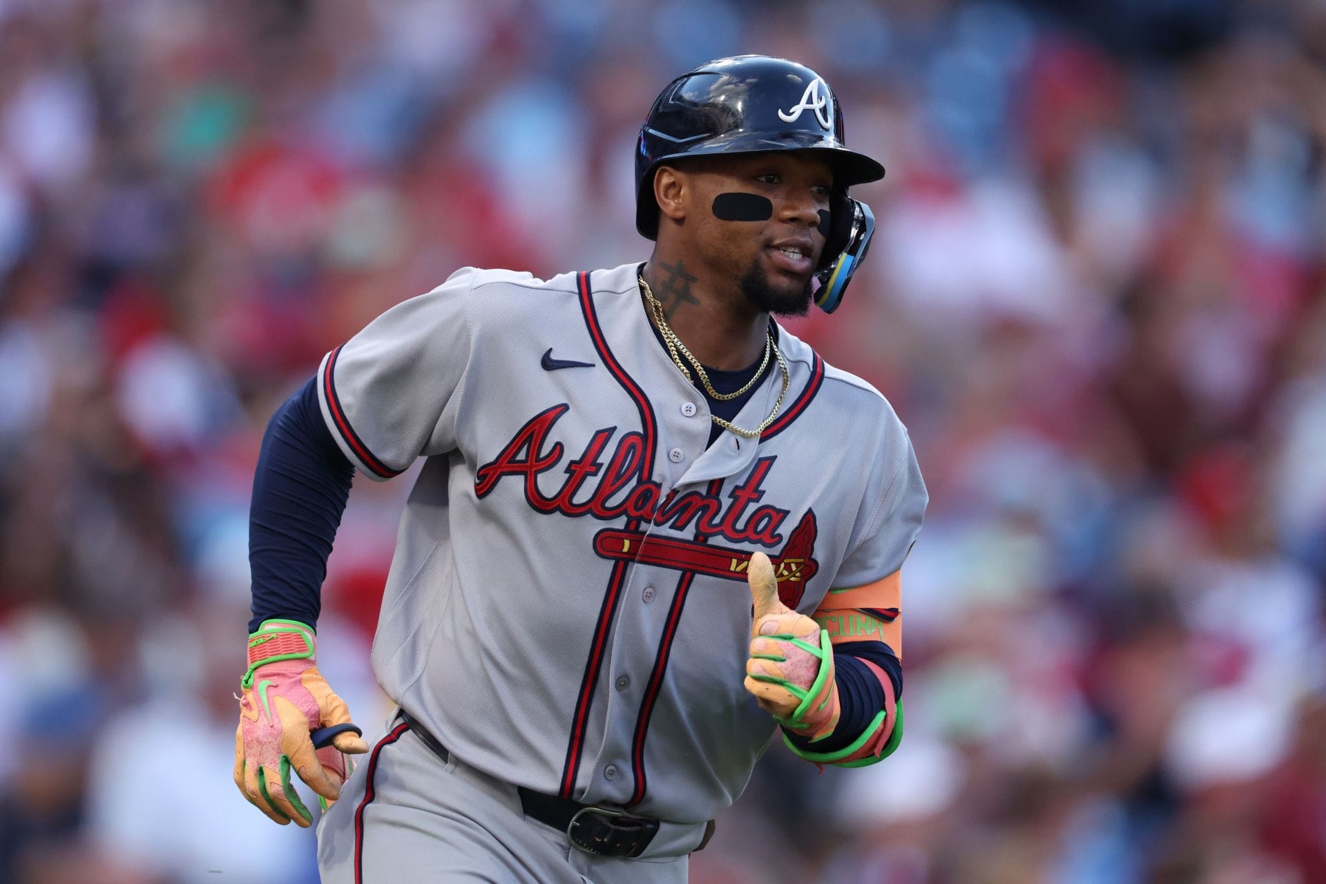 WATCH: Ronald Acuña Jr.'s wife Maria crushes leg workouts in light top and dark shorts