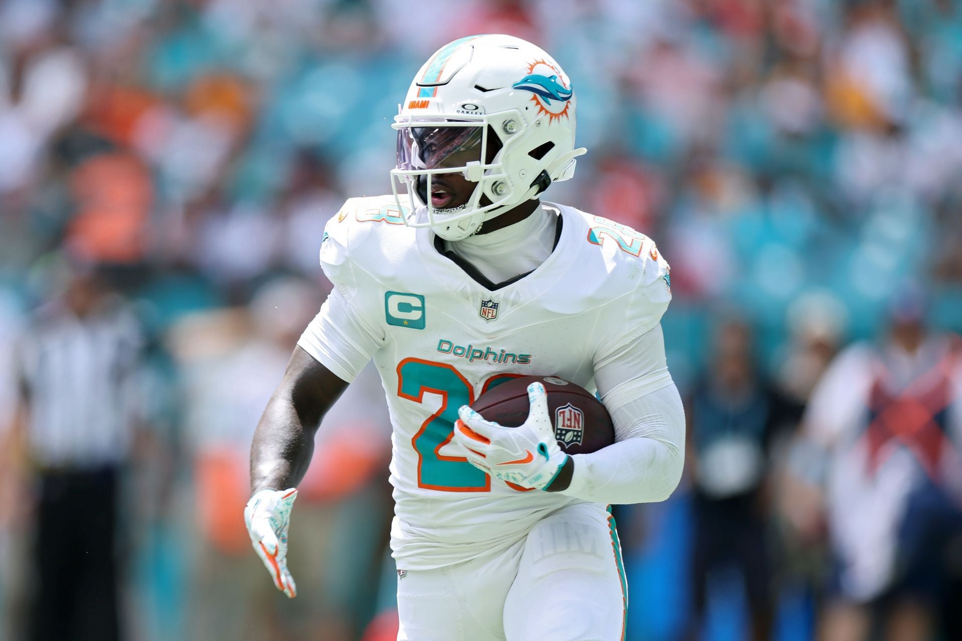 De'Von Achane injury update: Sports doctor issues major warning as ACL tear concerns rise after Dolphins RB's early exit in Week 3