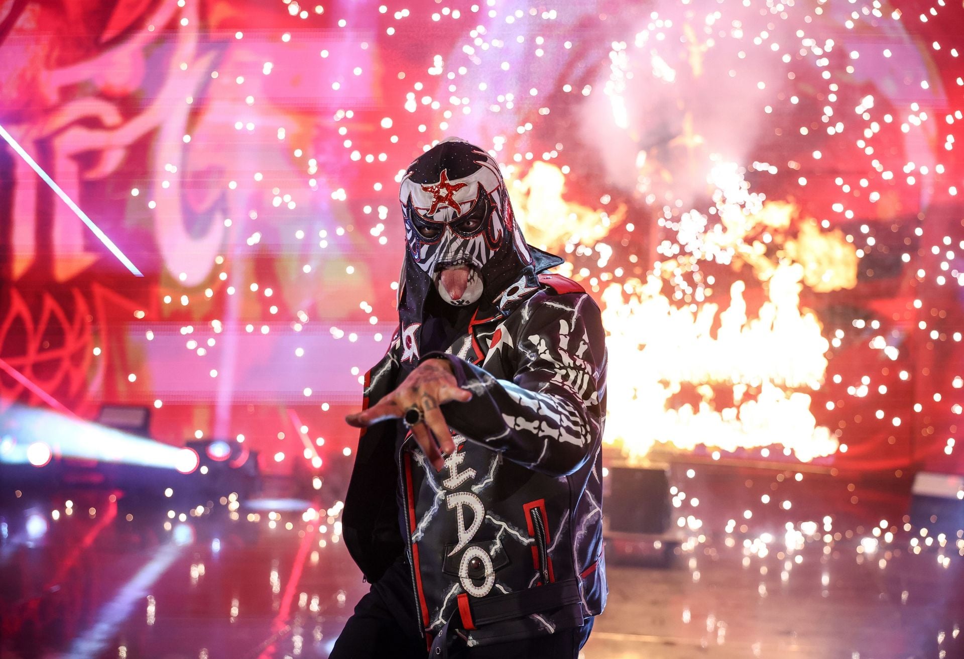 7-time WWE Champion Destroys Penta on RAW Before Money in the Bank 2026