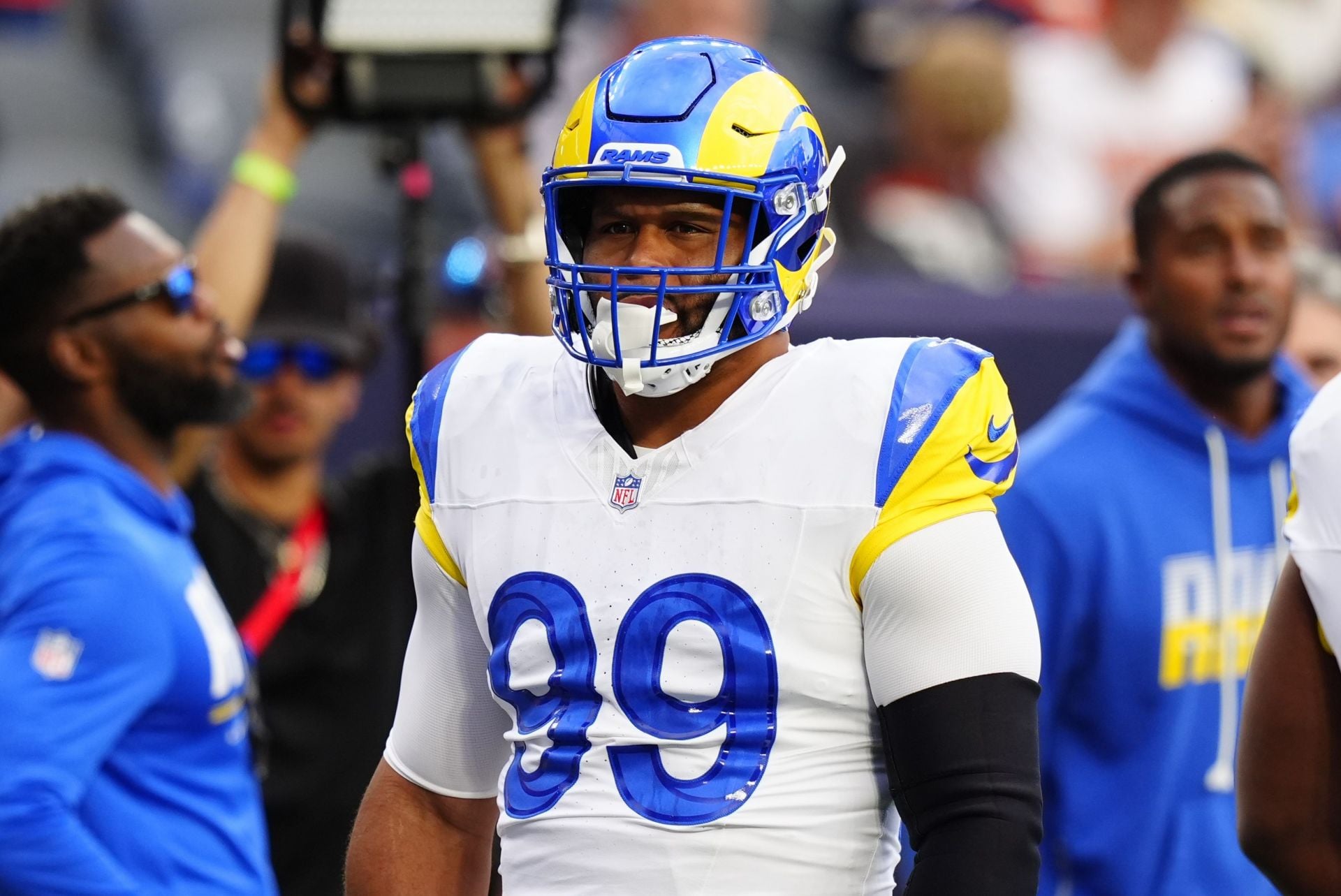 "Should've stayed home with family," "He's actually washed": NFL fans brutally mock Aaron Donald on getting "choke slammed" by Broncos OL