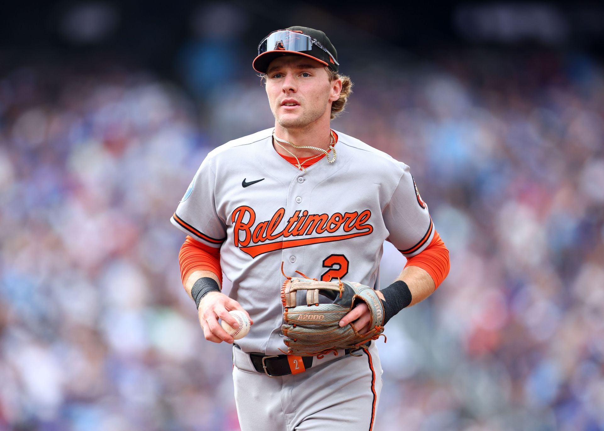 PICTURE: Gunnar Henderson’s wife Katherine rocks off-white blouse and olive green trousers, poses with the Orioles star in mirror selfie