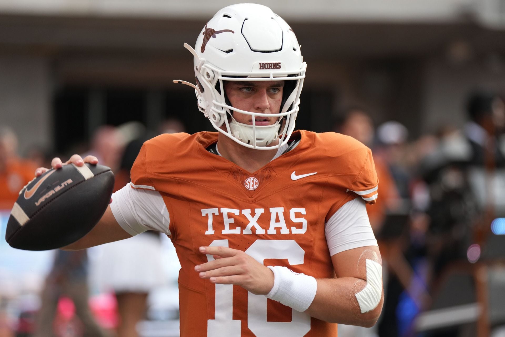 “Arch Manning is gonna get a coach and GM fired”: NFL fans react as “most overrated” Texas QB struggles massively vs. Tennessee