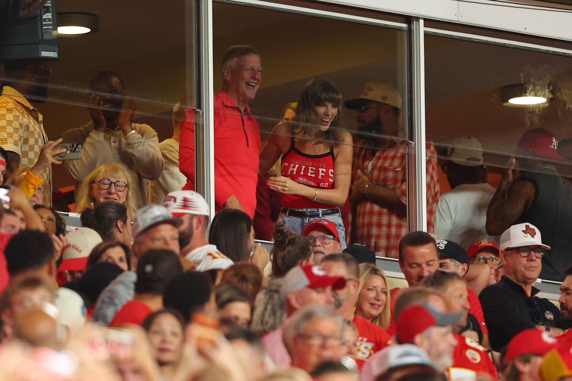 Craig Carton blasts Taylor Swift for "flaunting million dollar ring" instead of "hiding behind f*t Kelce relatives" after Travis Kelce's TD 