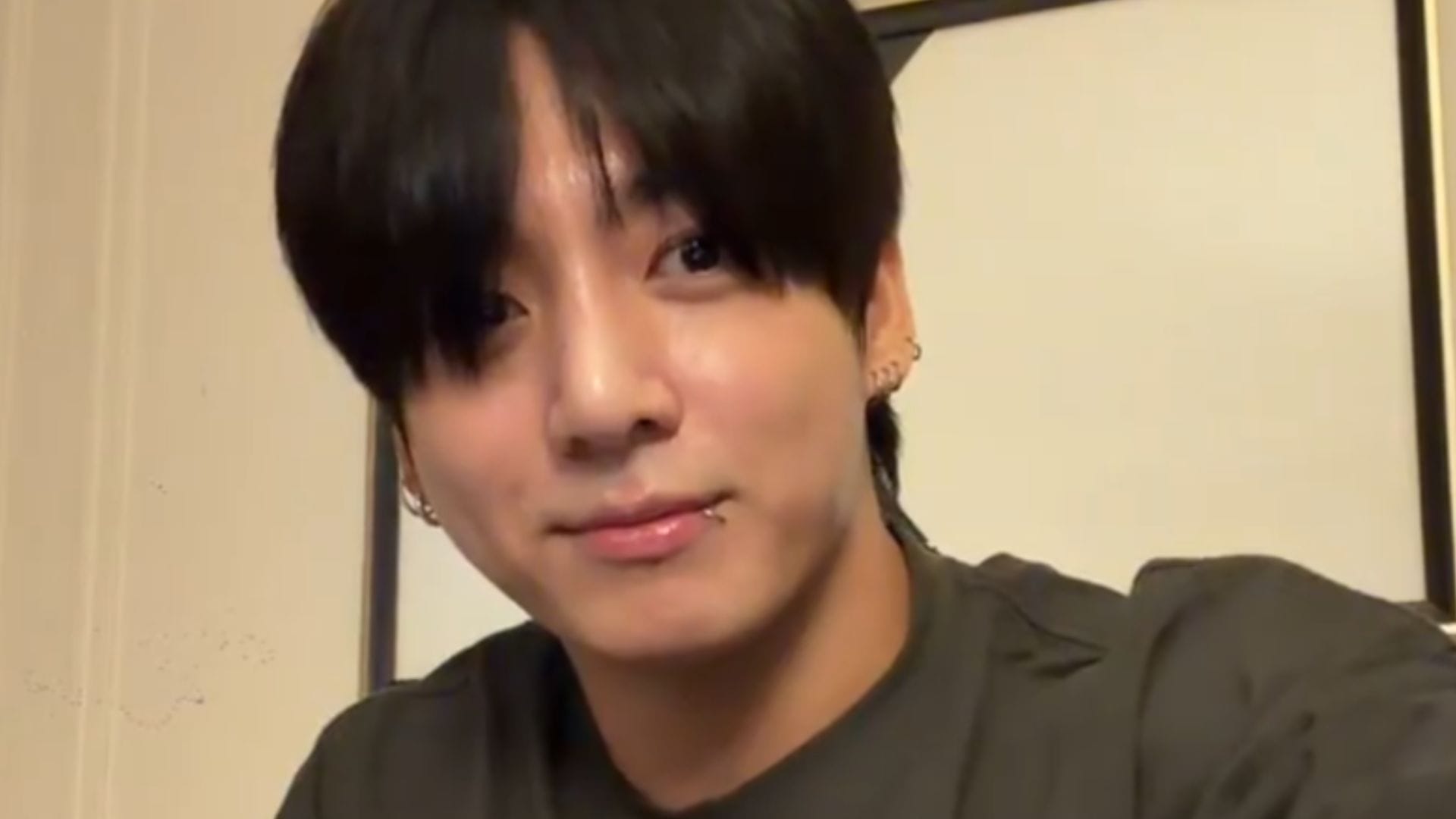 "Looking for a photographer or a life partner" - Fans react after BTS' Jungkook lists qualities for an ideal cameraperson on birthday Weverse live