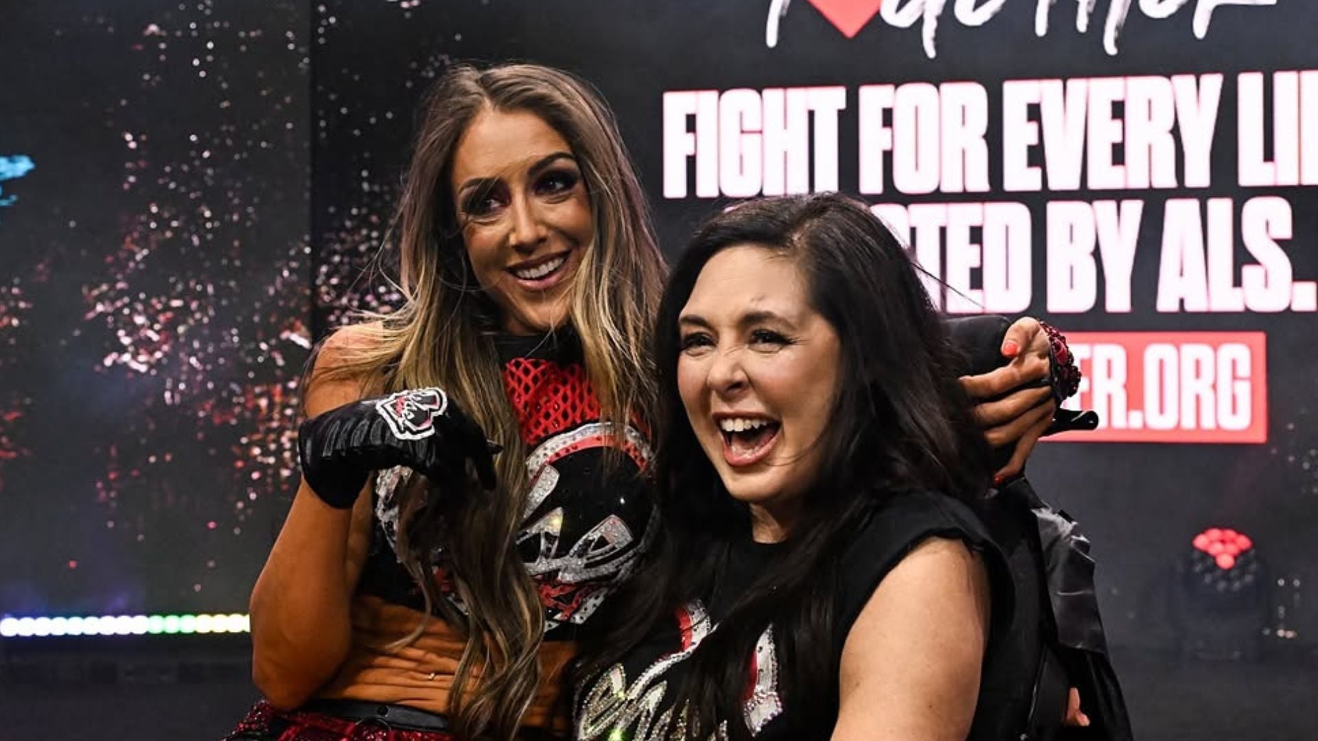 La exluchadora Rebel, diagnosticada con ELA, junto a Britt Baker en una producción de AEW. Crédito: Instagram/@realbritt