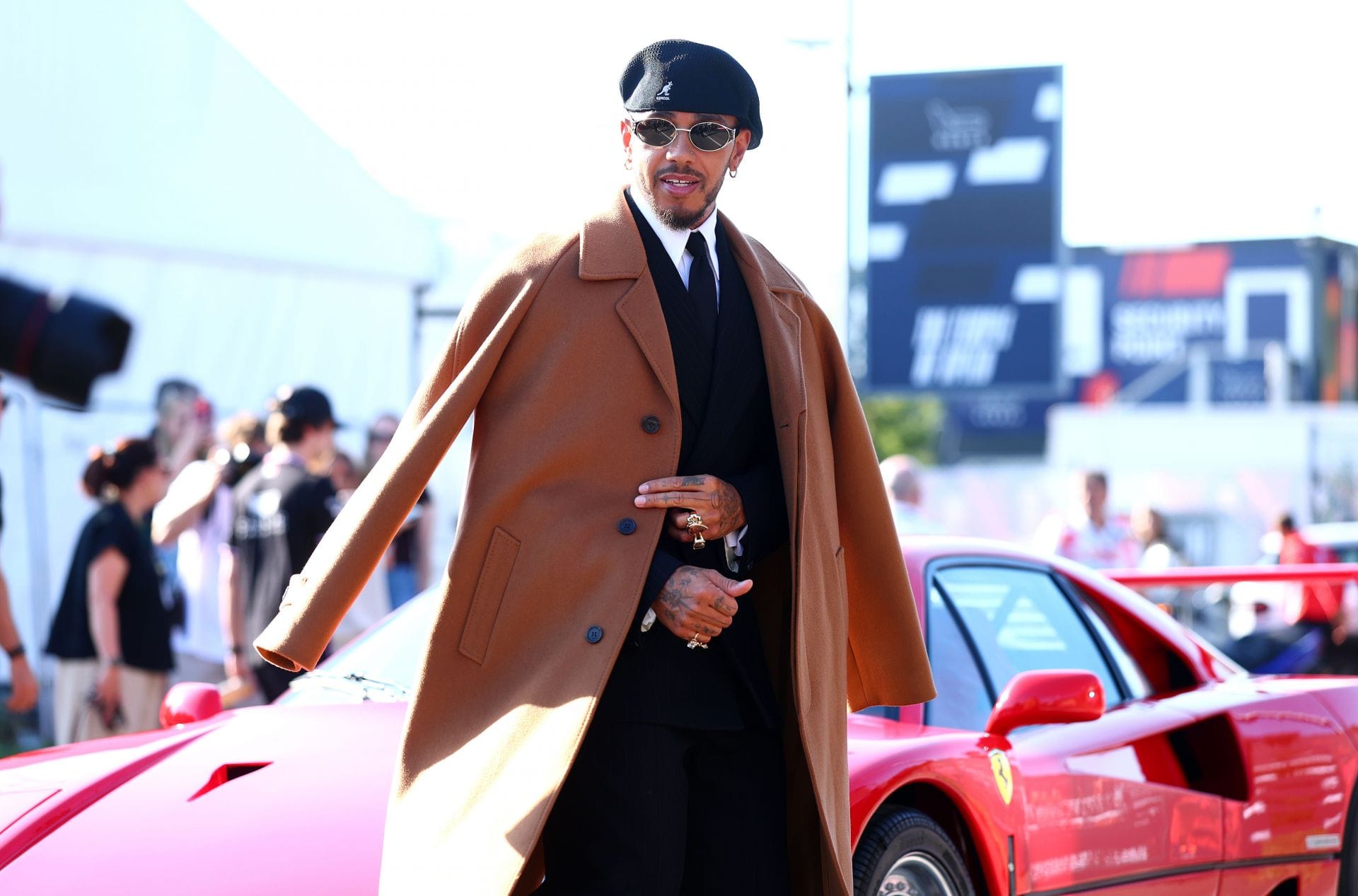 "It's 40 degrees in Monza and he shows up in a coat": Ryanair Italia roasts Lewis Hamilton for his outfit as he makes his way to the F1 paddock