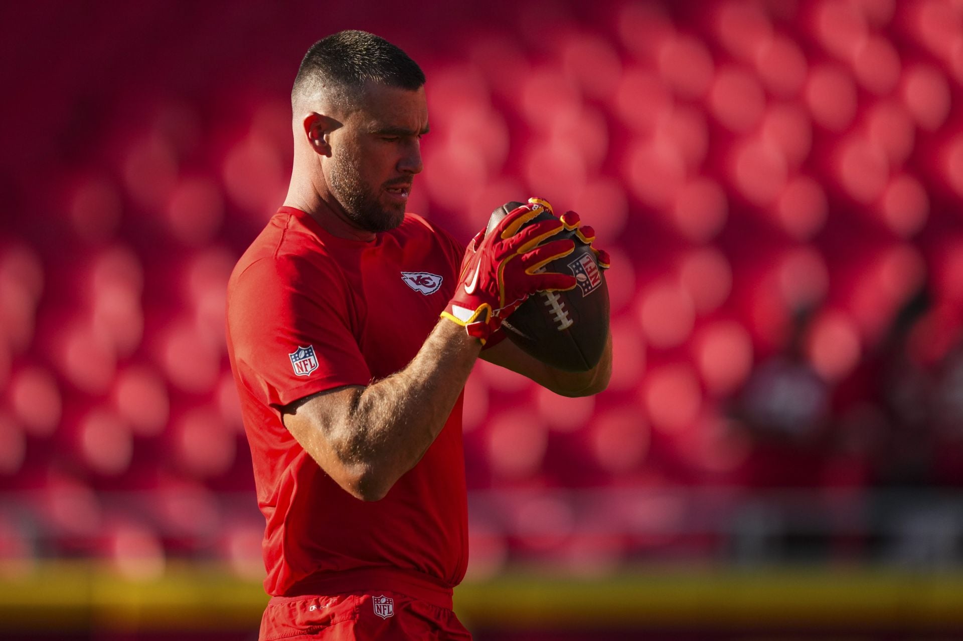 "Fool thinks he’s Harry Styles," "Class & wealth don't wear this rubbish": NFL fans mock "diva" Travis Kelce's pregame $5000 Louis Vuitton outfit