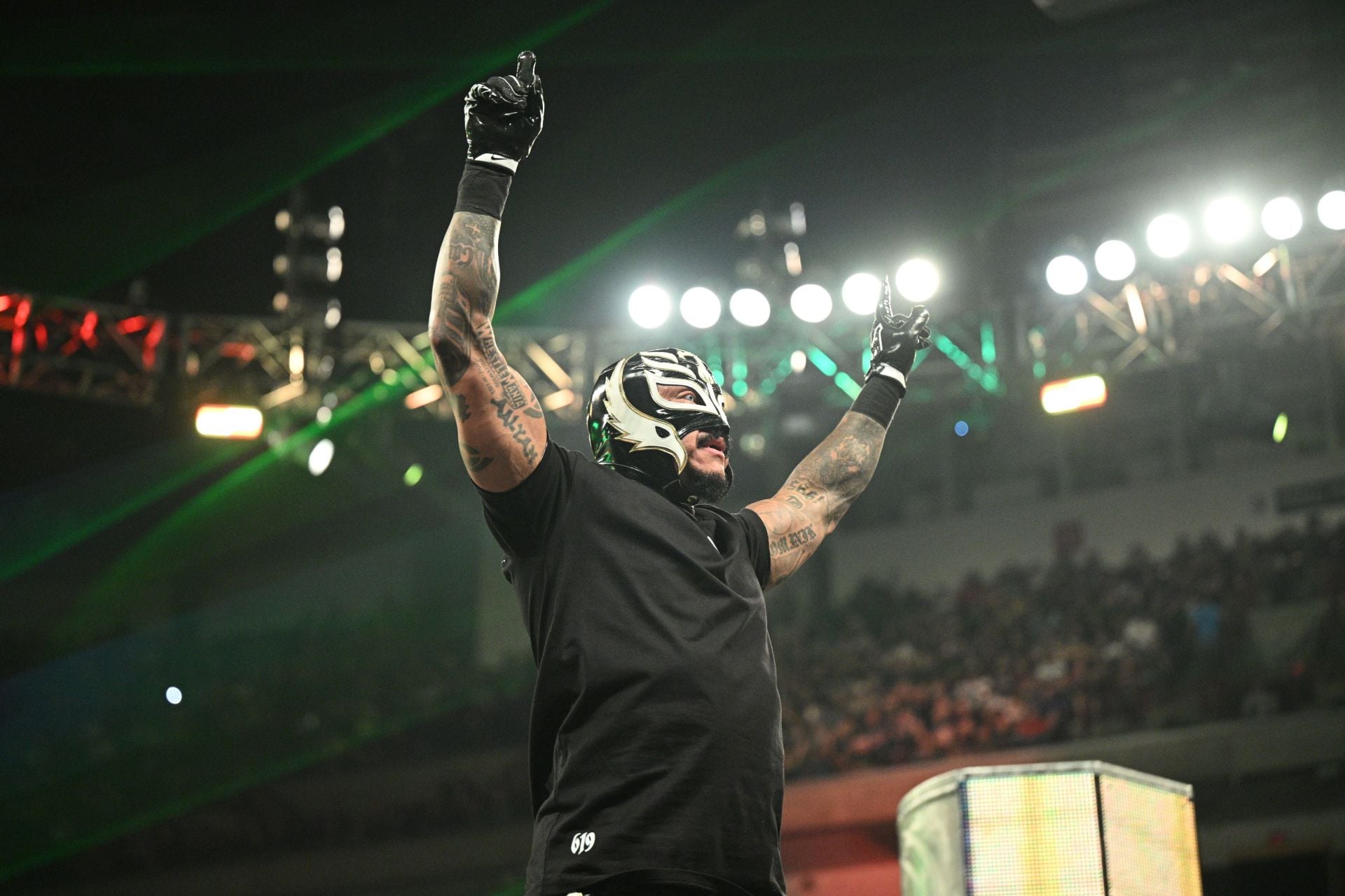 Popular WWE star arrives at RAW with Rey Mysterio ahead of major match