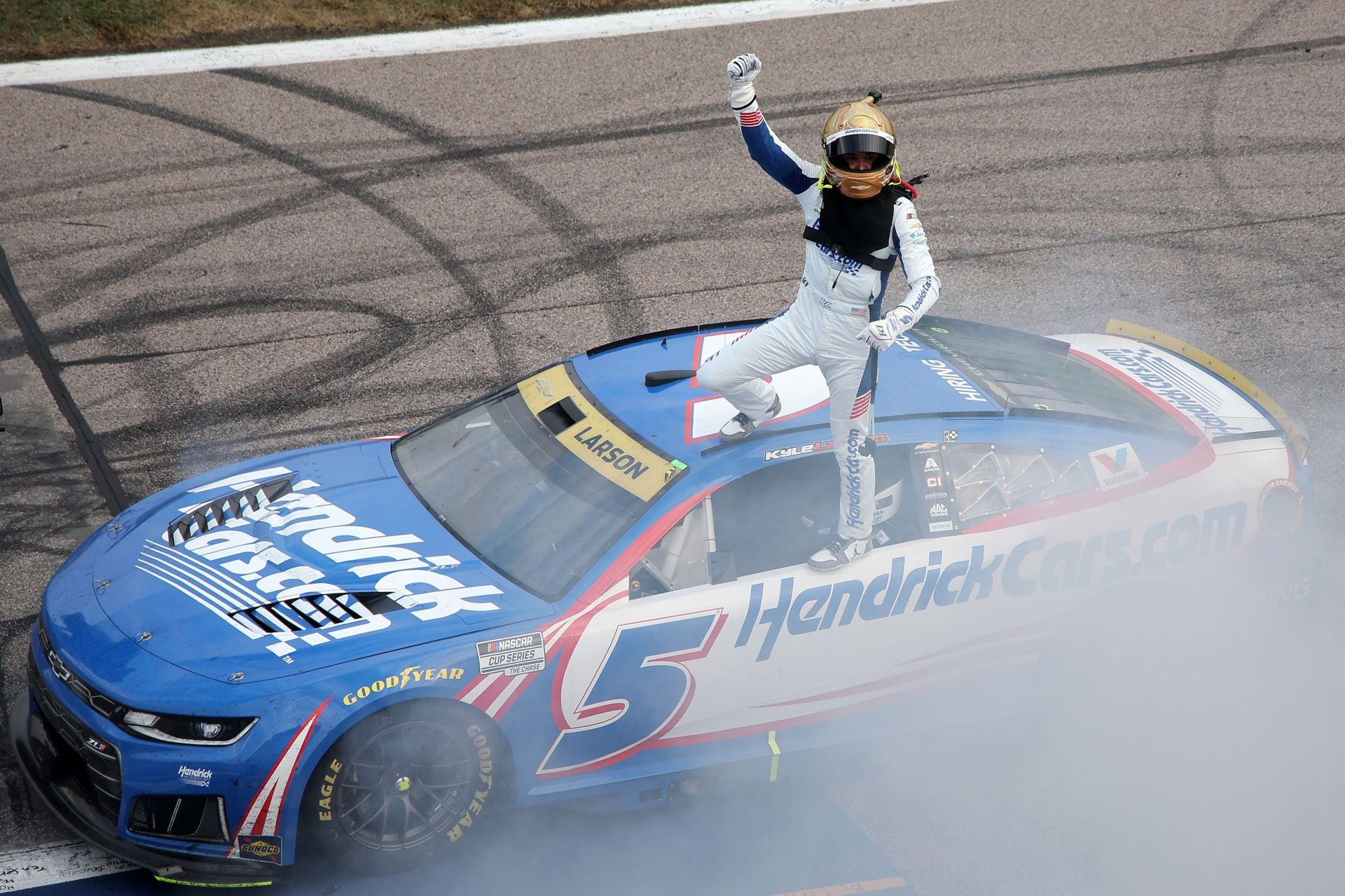 Kyle Larson reacts to race-winning move on Chase Briscoe at Kansas: “Easier to be the hunter rather than the hunted”