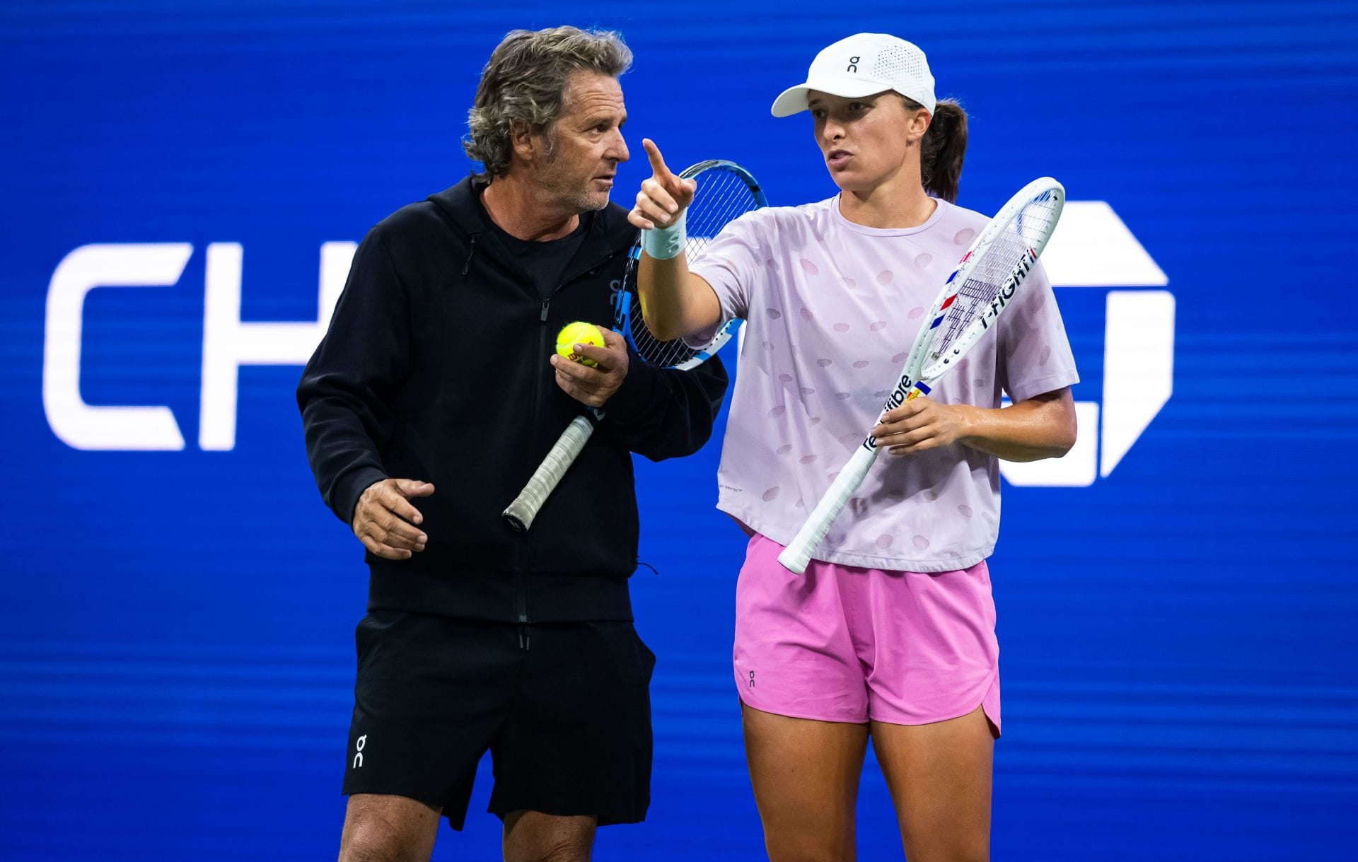 "Learn tennis etiquette"; "Horrifying" - Fans slam US Open spectator for calling out Iga Swiatek's coach during 4R defeat
