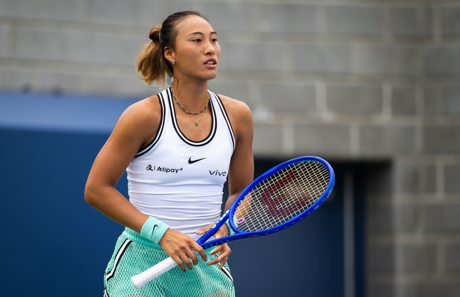 "Always angry & hostile" - Fans turn on Zheng Qinwen over 'cold' handshake with Elena Rybakina after US Open loss