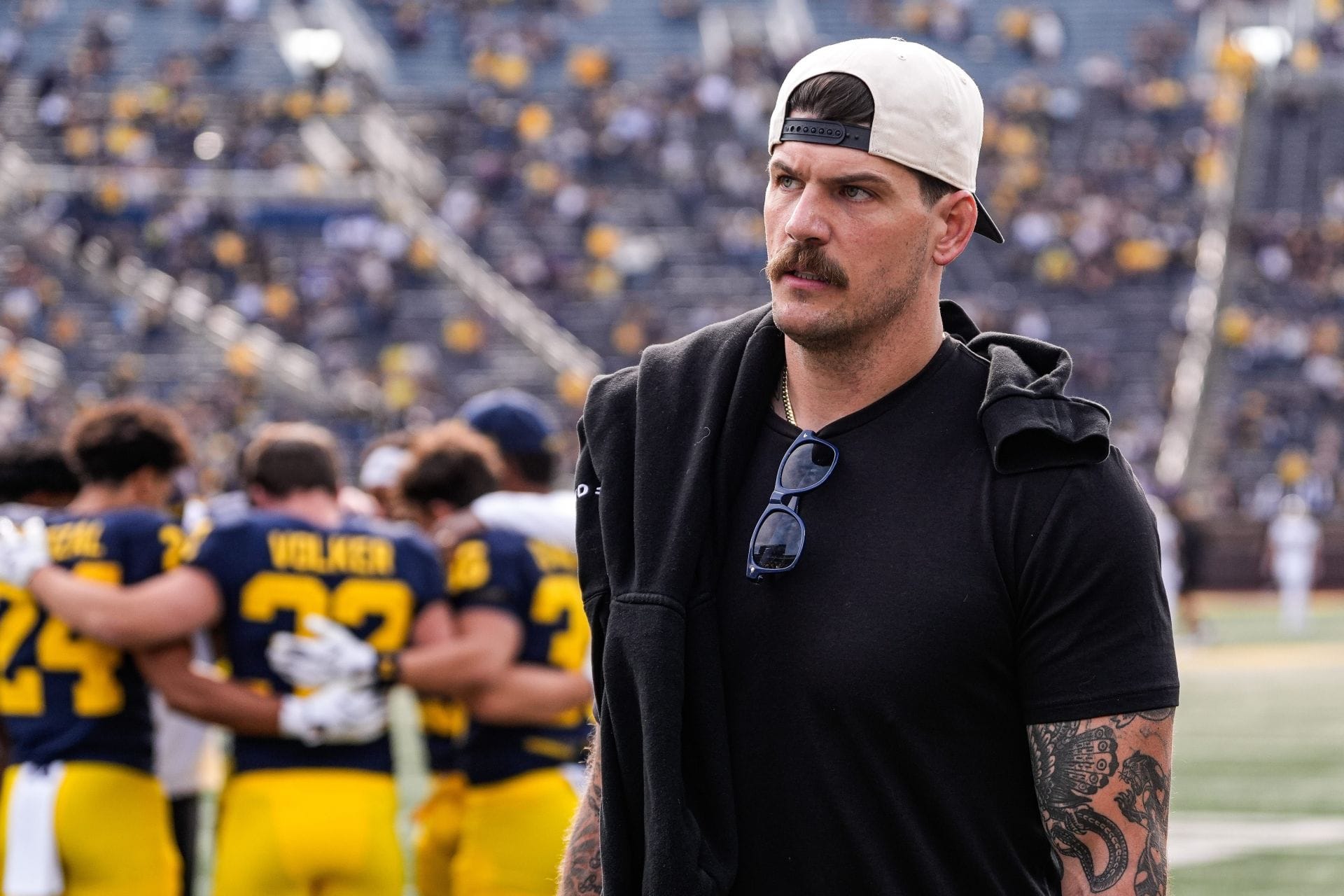 "You need refs on payroll to beat WMU": NFL fans rip ex-Titans OT Taylor Lewan for celebrating Michigan's controversial win